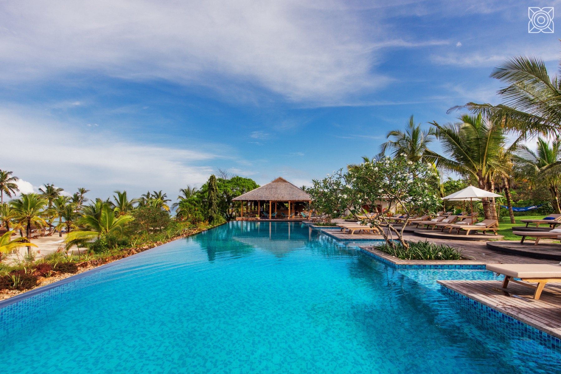 Zanzibar (Tanzania): 21 wskazówek co zobaczyć i kiedy jechać w 2026 2 Resort Zuri Zanzibar na plaży Kendwa z lotu ptaka