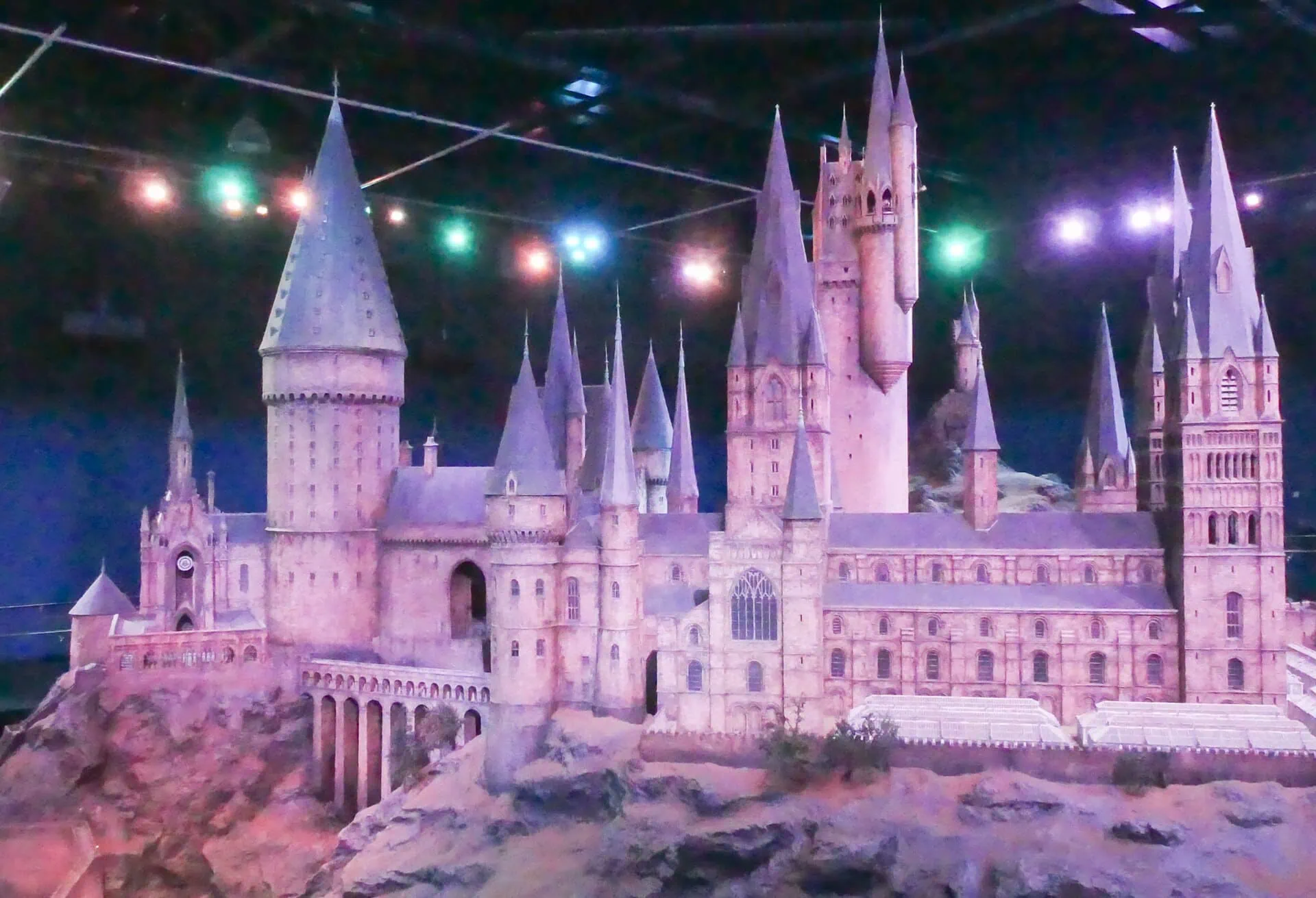 Harry Potter Stúdió London: jegyek, árak és 14 tipp 2026-ban 3 Havas Roxfort makett (Hogwarts in the Snow)