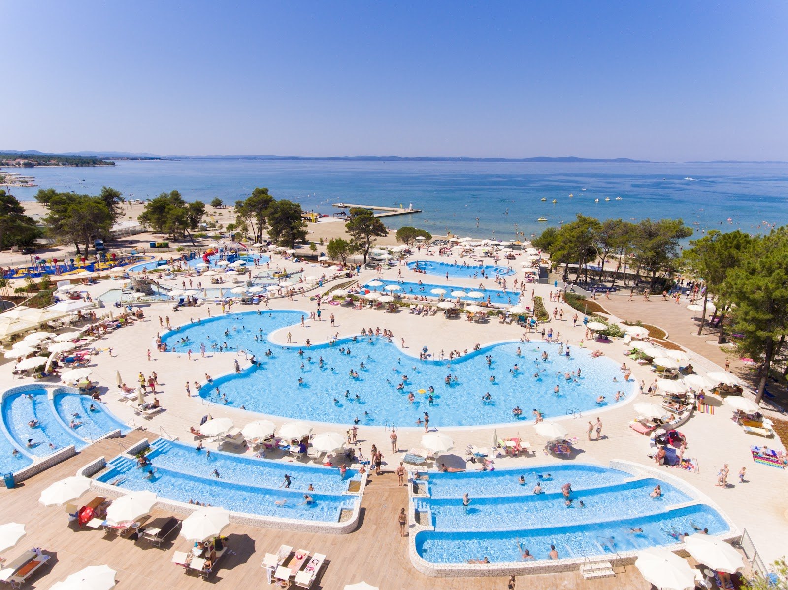 Beste aquaparken in Kroatië: 7 tips voor 2026 7 Luchtfoto van het zwembadcomplex Zaton Holiday Resort aan zee