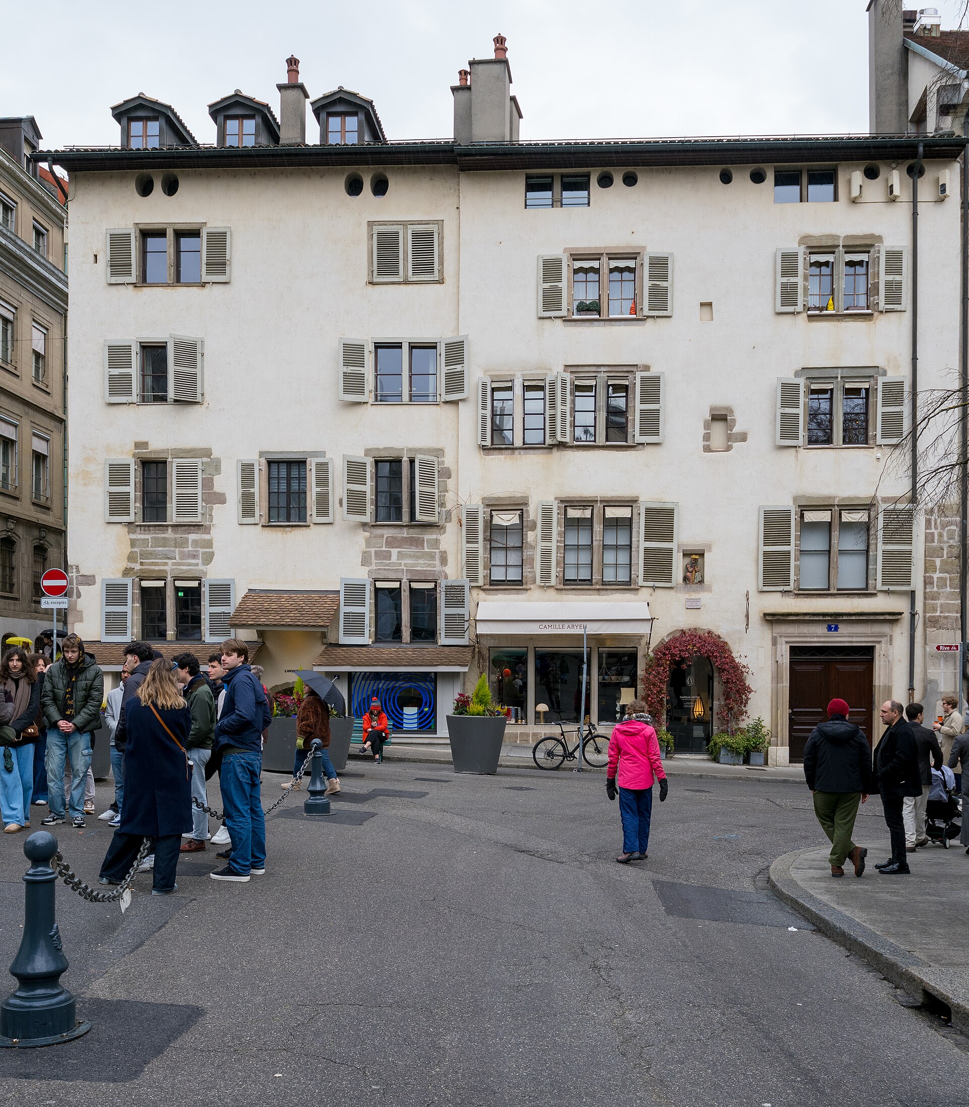 Ginebra (Suiza): 16 cosas que ver y hacer junto al mayor lago alpino en 2026 7 La plaza Place du Bourg-de-Four en el casco antiguo