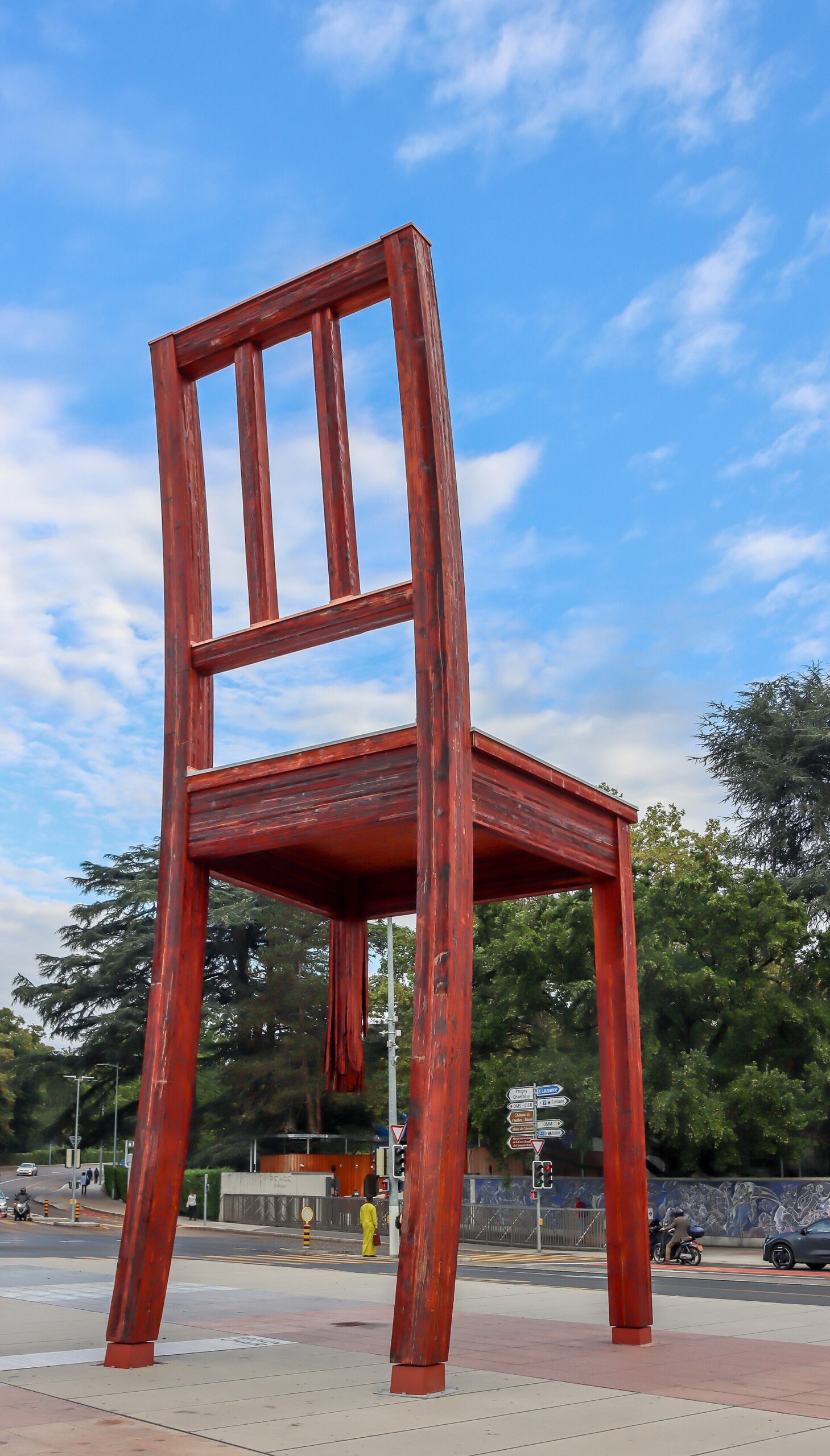 Ginebra (Suiza): 16 cosas que ver y hacer junto al mayor lago alpino en 2026 9 La Broken Chair frente al Palacio de las Naciones
