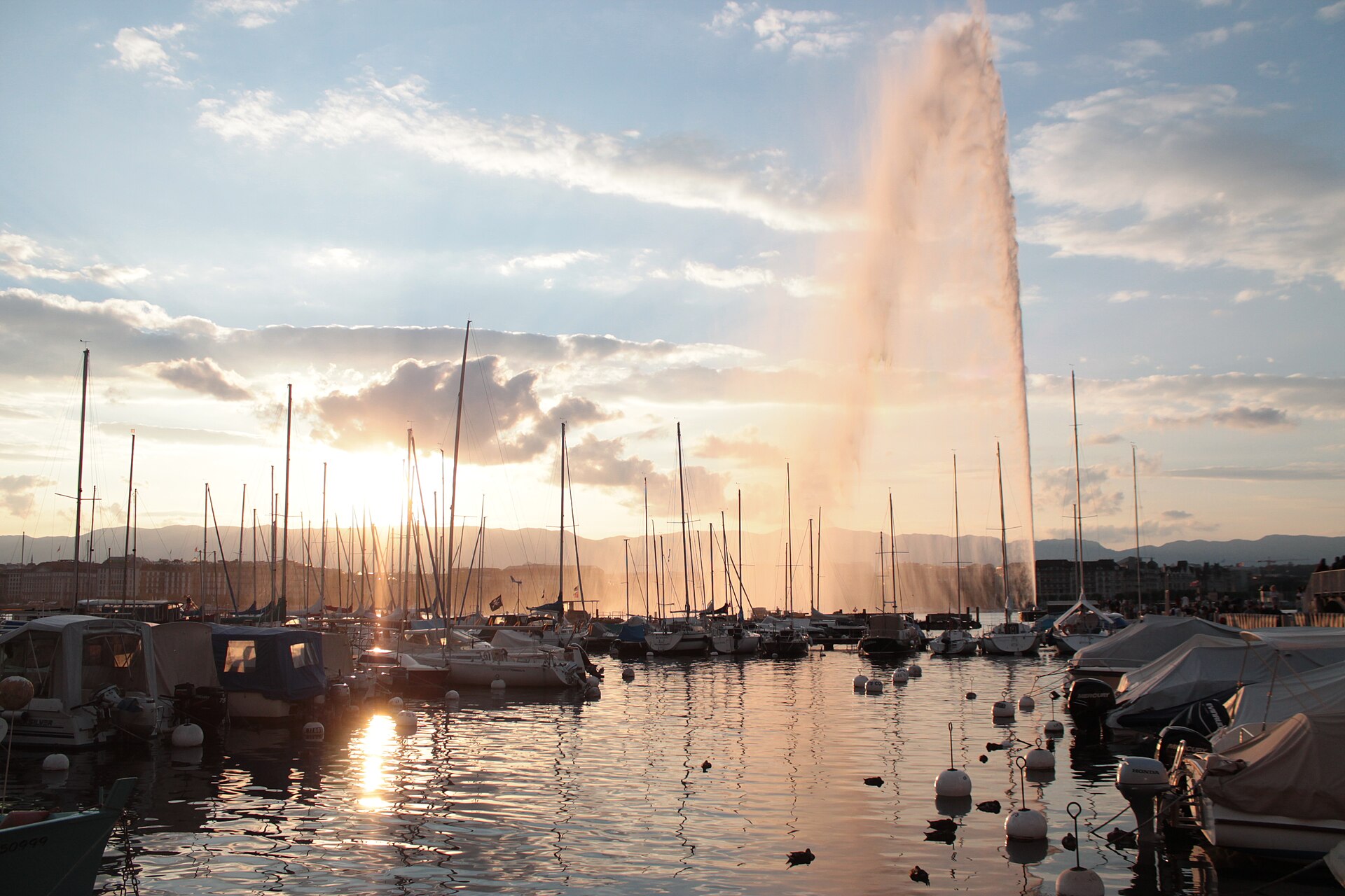 Ginebra (Suiza): 16 cosas que ver y hacer junto al mayor lago alpino en 2026 5 El surtidor Jet d'Eau de cerca