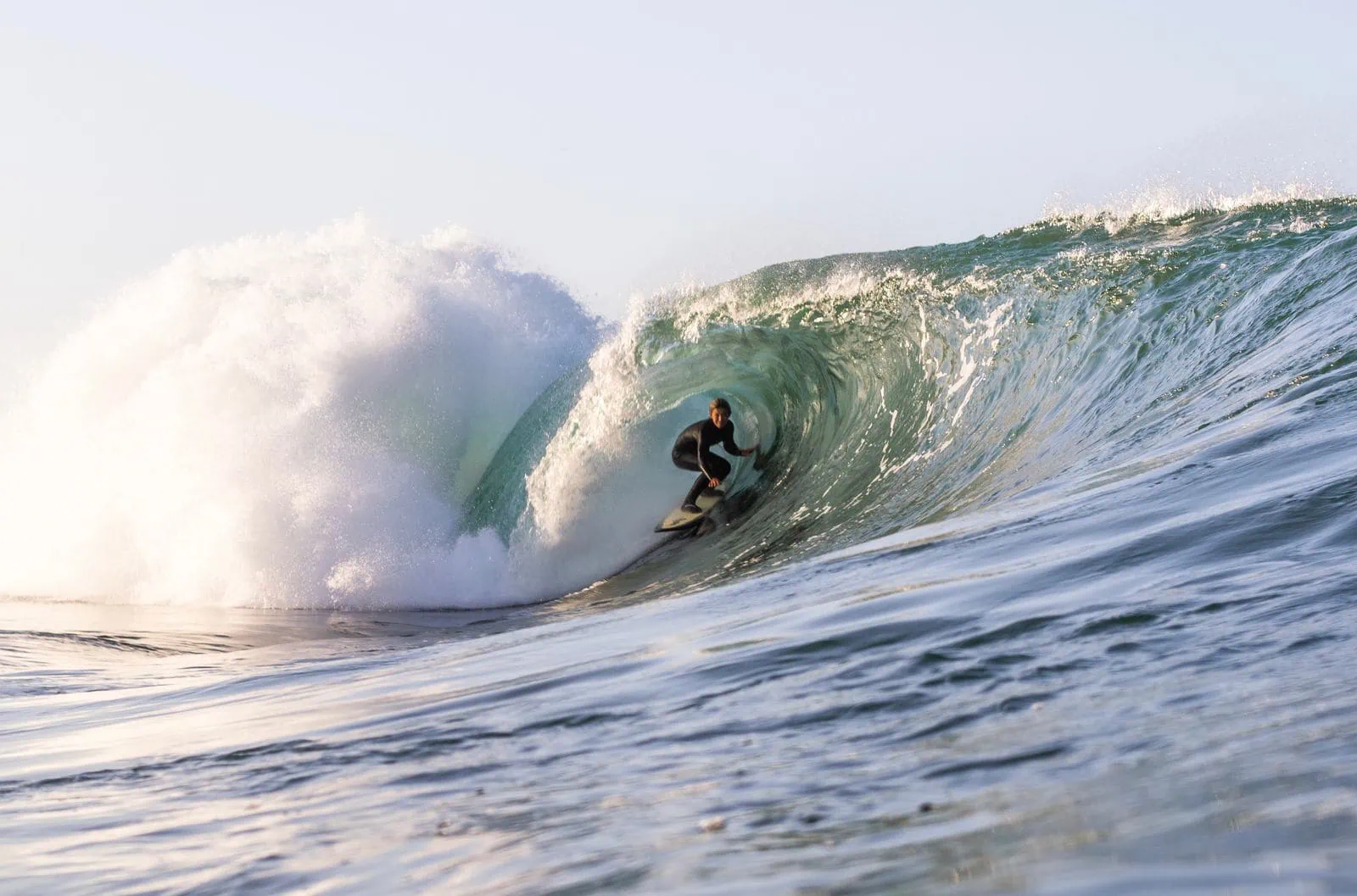 Puerto Escondido au Mexique : surf, plages et 12 conseils 2026 1 Surfeur sur une vague de Zicatela