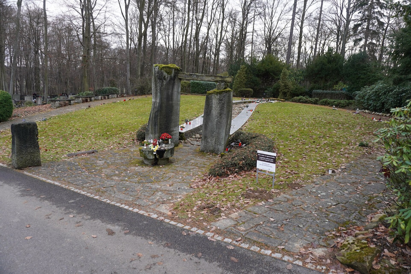 Cosa vedere a Zlín: 12 idee nella città di Baťa in Repubblica Ceca 13 Il cimitero nel bosco a Zlín, luogo dell'ultimo riposo di Tomáš Baťa