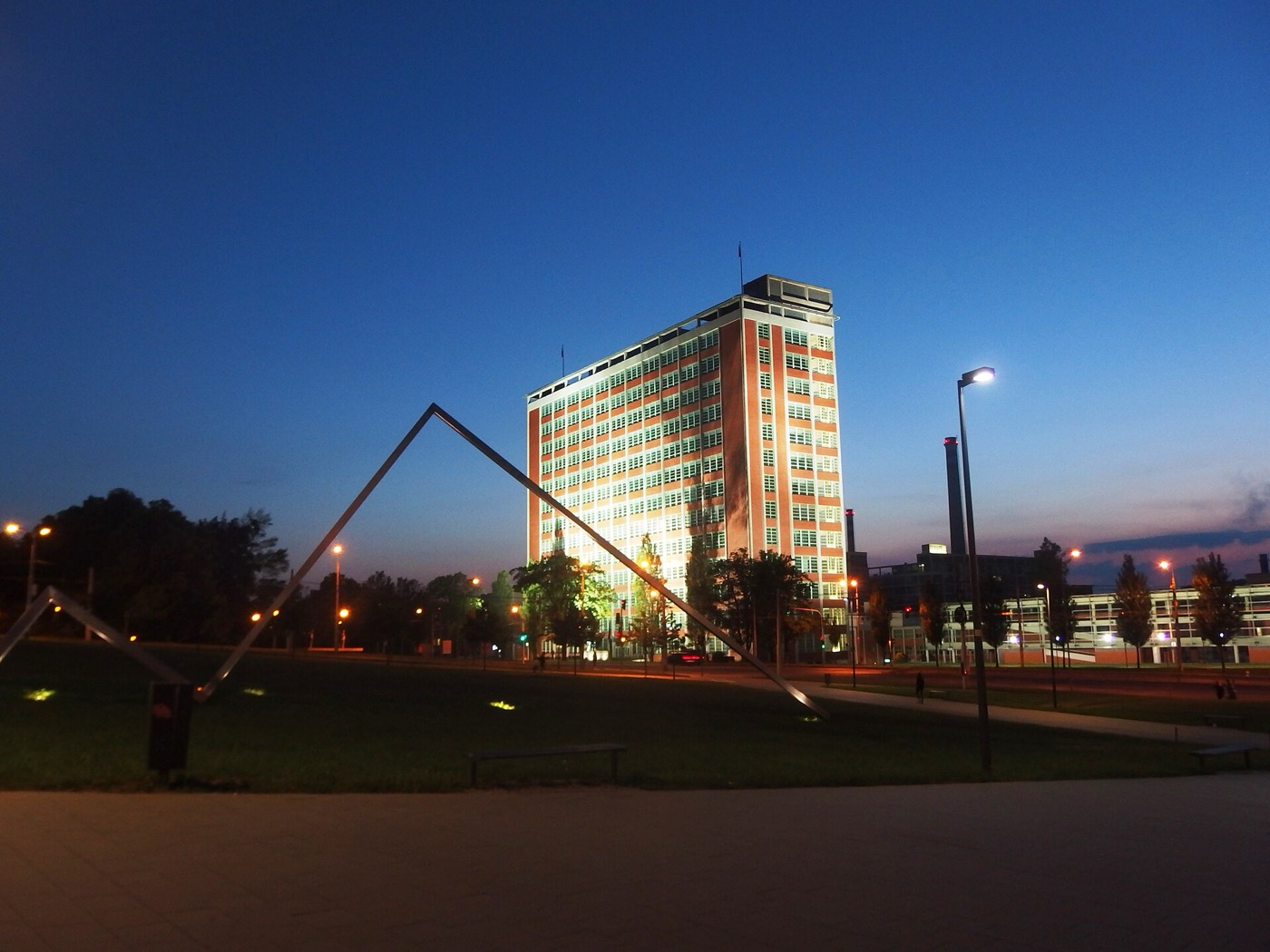 Cosa vedere a Zlín: 12 idee nella città di Baťa in Repubblica Ceca 3 Il grattacielo Baťa (Edificio 21) a Zlín al tramonto