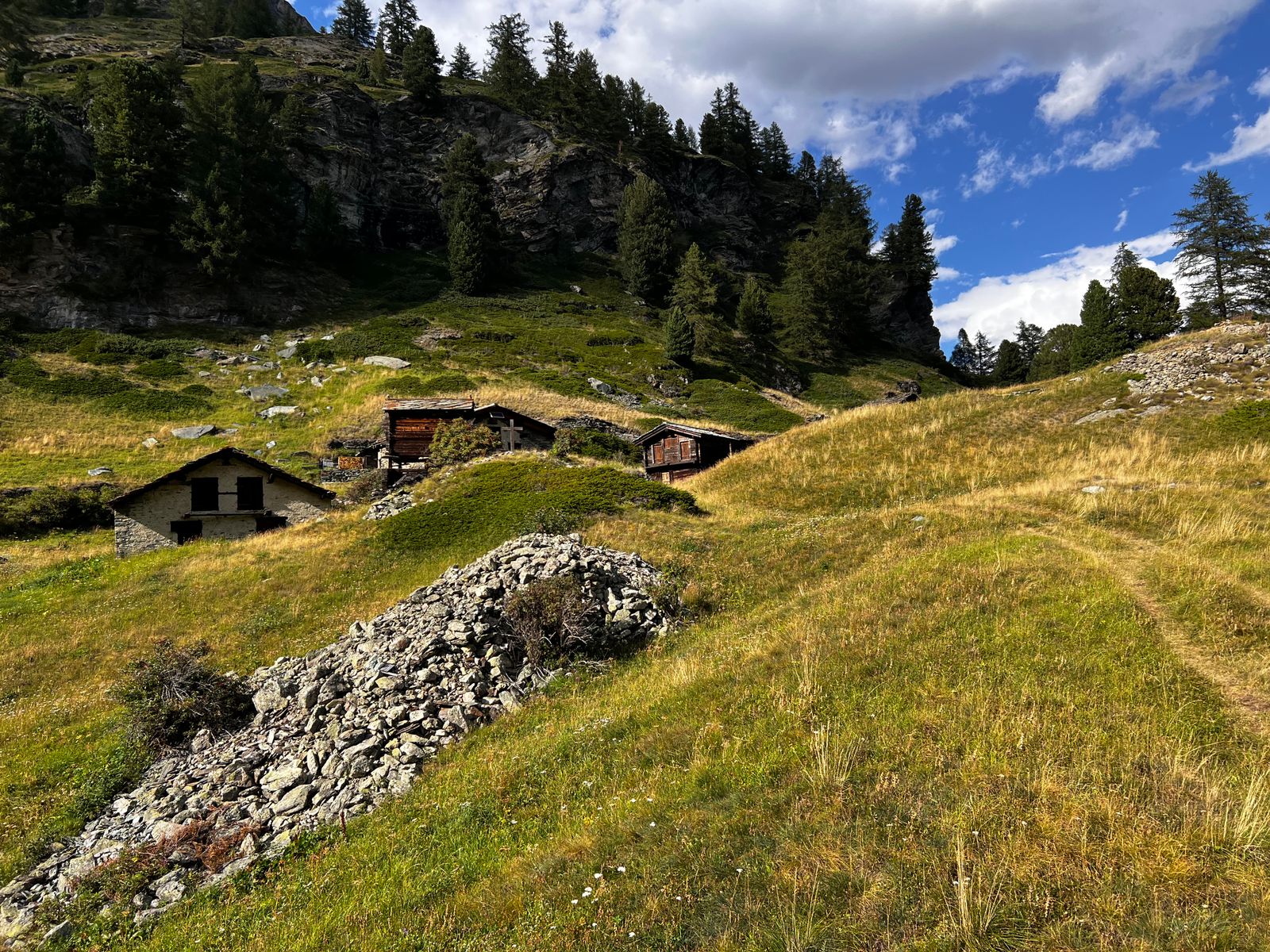 Zermatt a Matterhorn: 17 tipov, čo vidieť a robiť v roku 2026 16 Zmutt a starodávna atmosféra