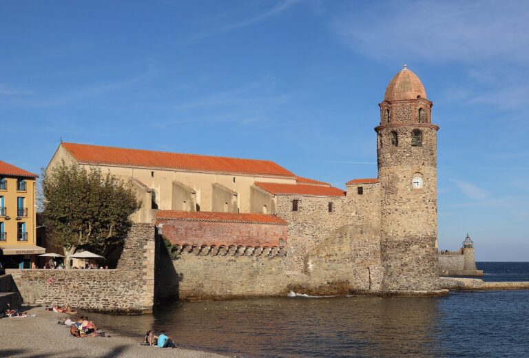 Zvonice kostela Notre-Dame-des-Anges v přístavu Collioure