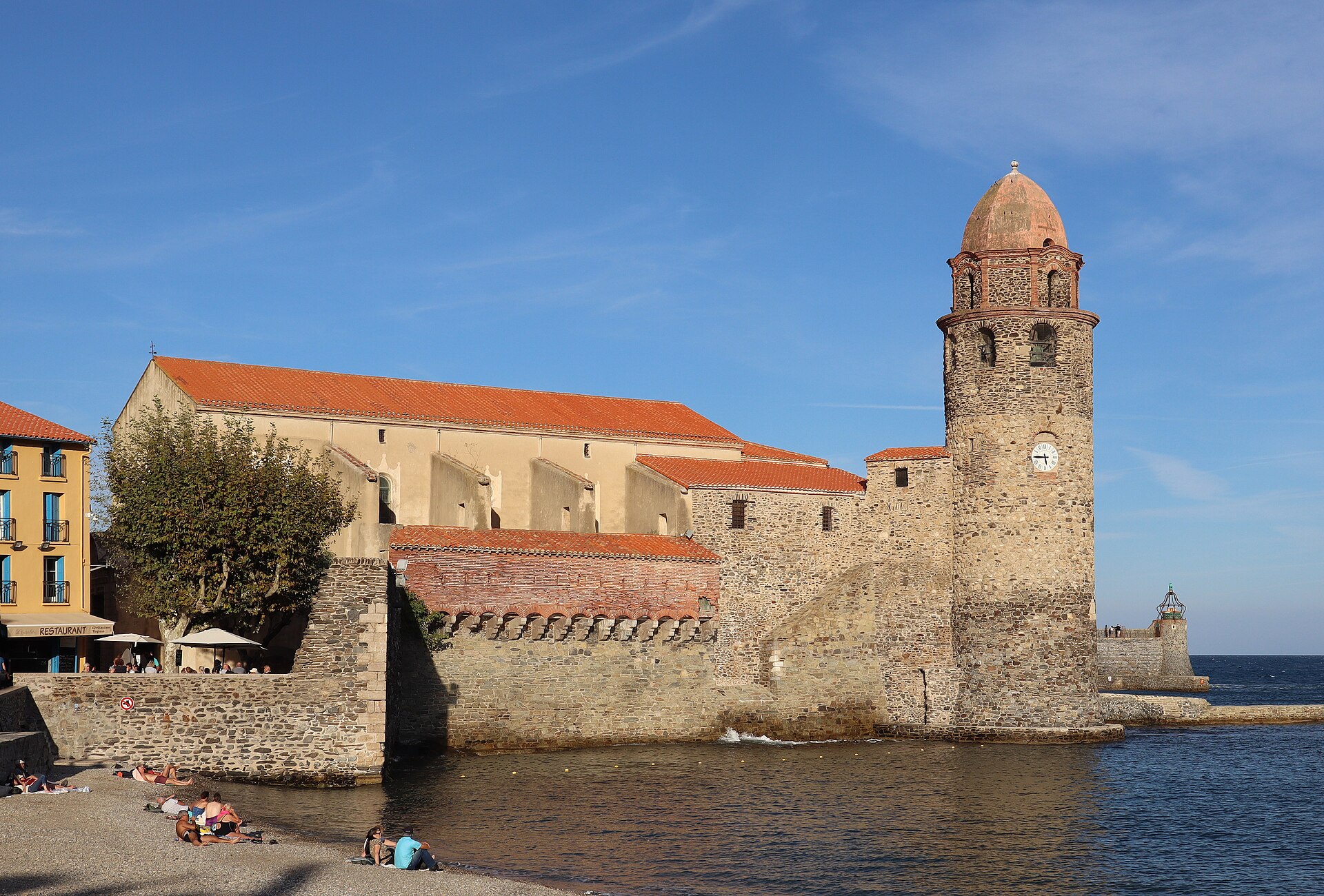 Zvonice kostela Notre-Dame-des-Anges v přístavu Collioure