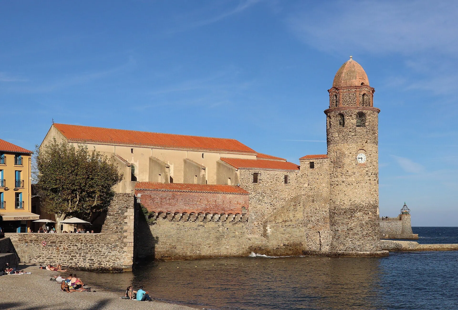 Collioure in Frankrijk en de Côte Vermeille: 11 tips voor 2026 1 Klokkentoren van de kerk Notre-Dame-des-Anges in de haven van Collioure