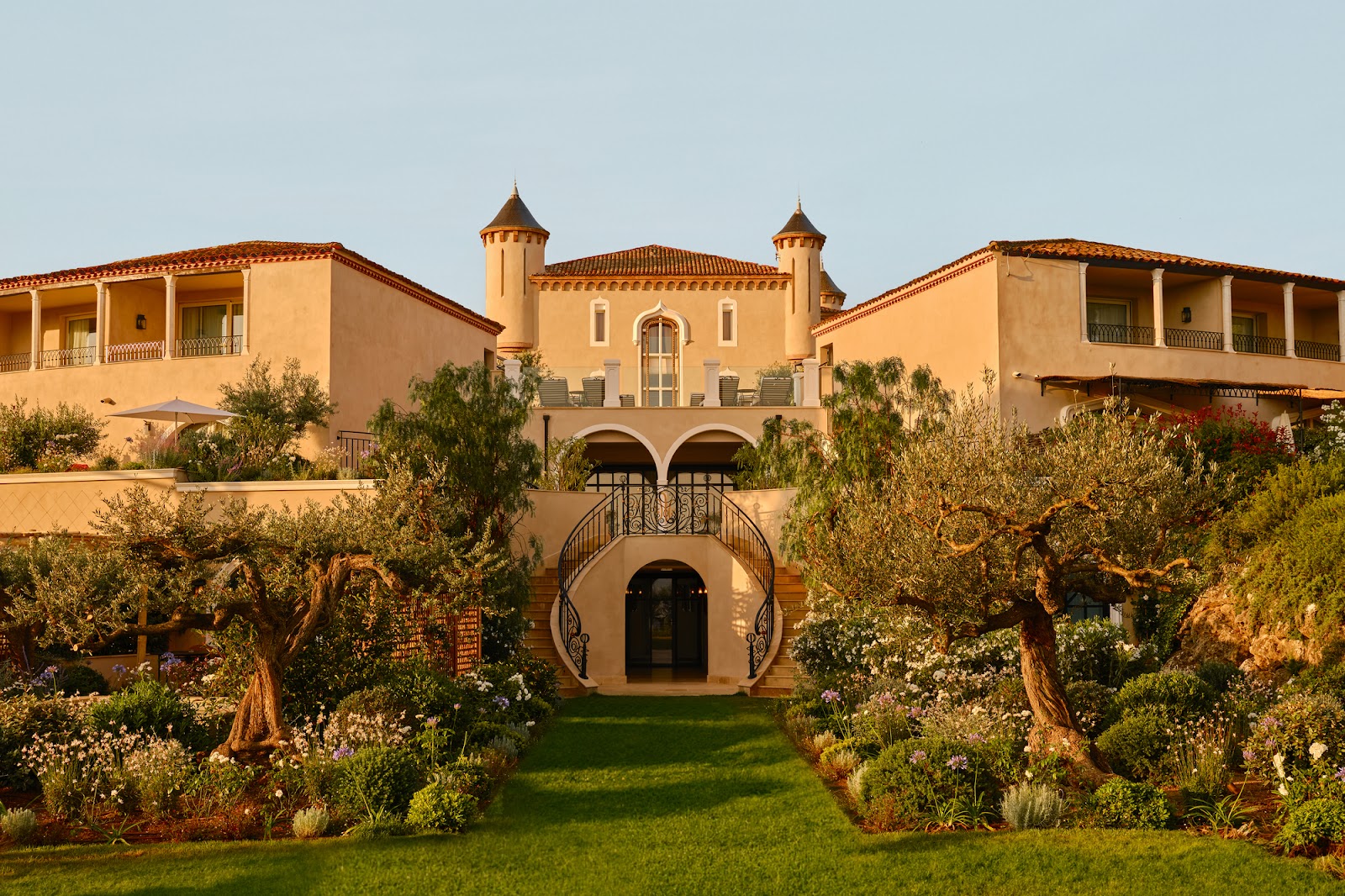 Elokuvahotellit: 16 paikkaa, joissa yövyt kuin elokuvassa 2026 7 Linnahotelli Airelles Château de la Messardière Saint-Tropez'n yläpuolella