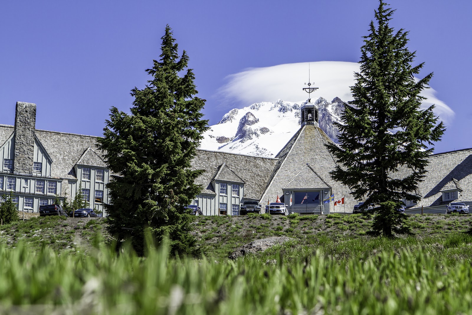 Elokuvahotellit: 16 paikkaa, joissa yövyt kuin elokuvassa 2026 10 Vuoristohotelli Timberline Lodge Mount Hoodin juurella Oregonissa