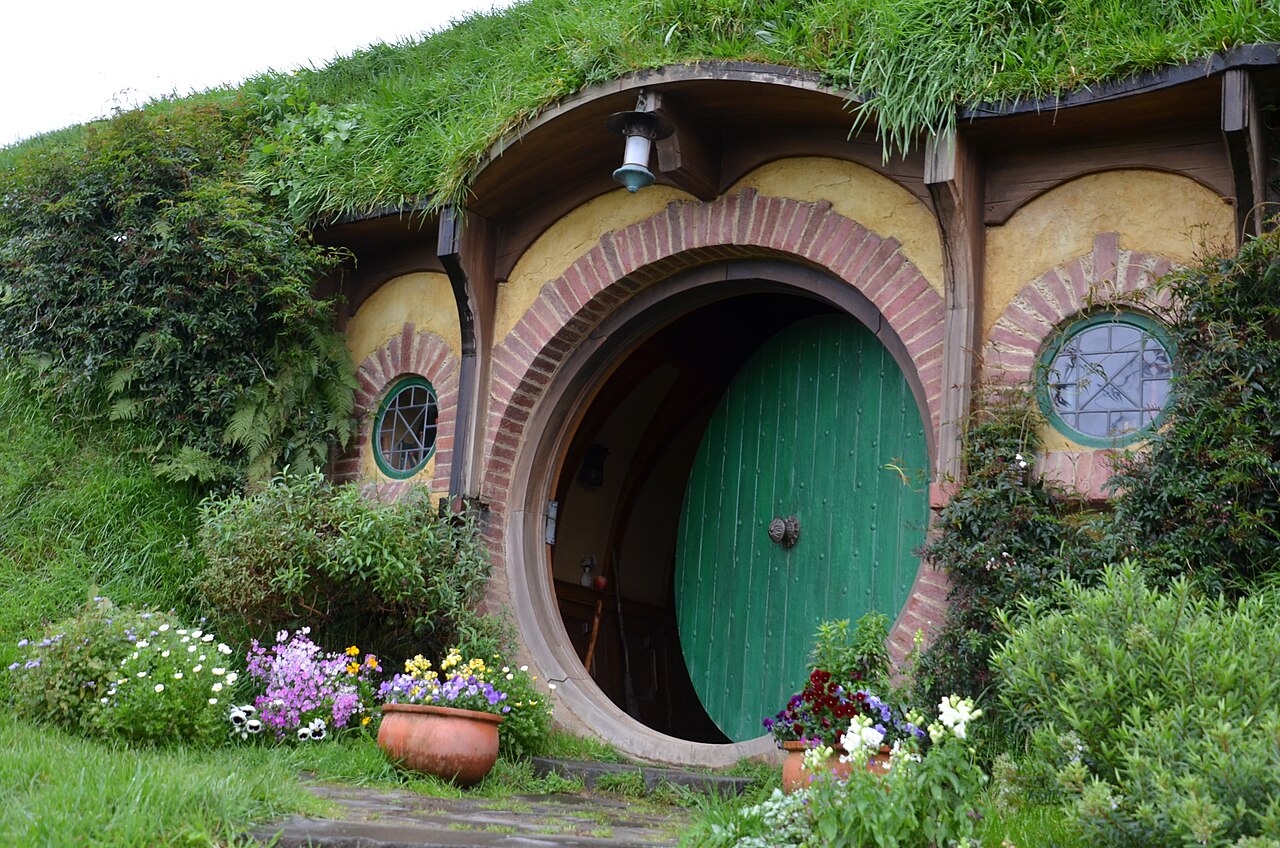 Lokacje filmowe: 30 miejsc z filmów i seriali, do których naprawdę dojedziesz w 2026 roku 2 Nora hobbita z zielonymi drzwiami w nowozelandzkim Hobbitonie