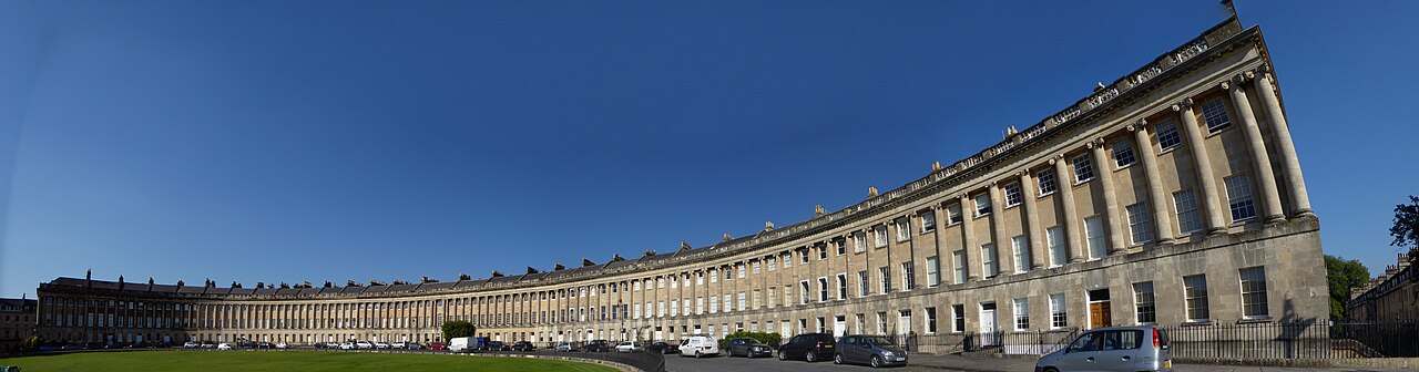 Lokacje filmowe: 30 miejsc z filmów i seriali, do których naprawdę dojedziesz w 2026 roku 11 Georgiański półokrąg Royal Crescent w angielskim Bath
