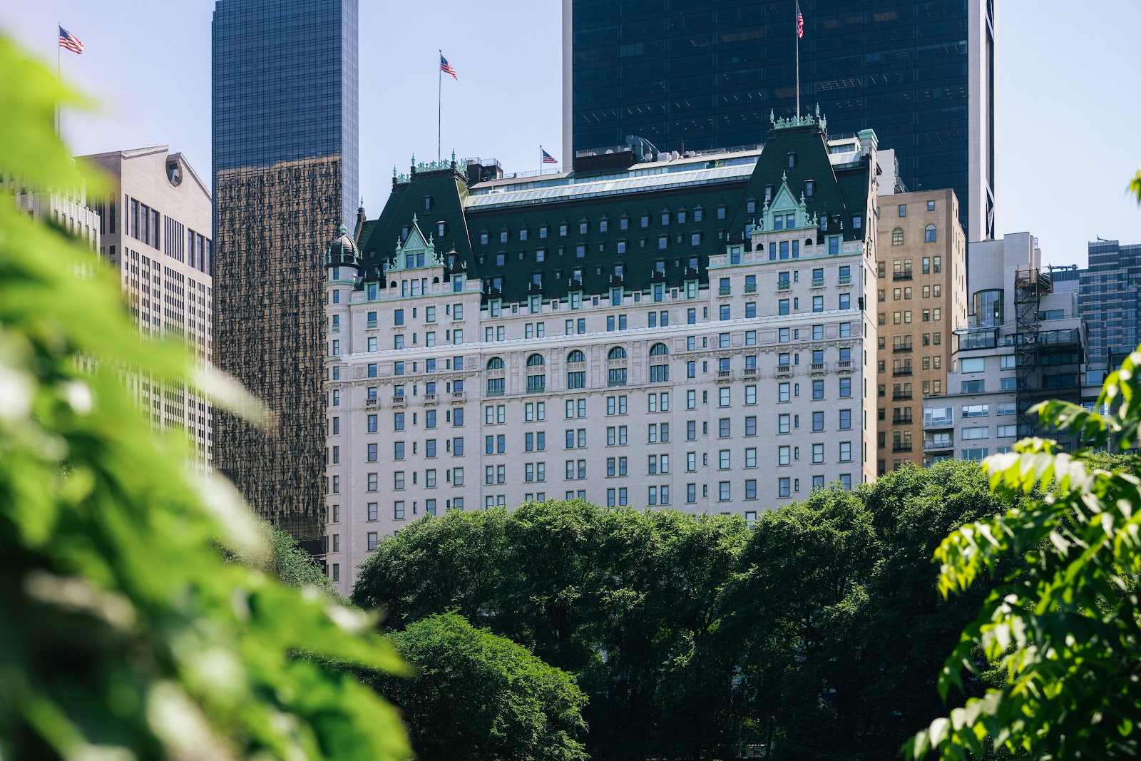 Elokuvahotellit: 16 paikkaa, joissa yövyt kuin elokuvassa 2026 13 The Plaza -hotelli Viidennellä avenuella Central Parkin vieressä New Yorkissa