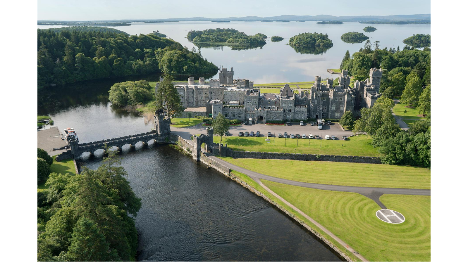 Elokuvahotellit: 16 paikkaa, joissa yövyt kuin elokuvassa 2026 15 Ashford Castle -linna Lough Corrib -järven rannalla Irlannissa