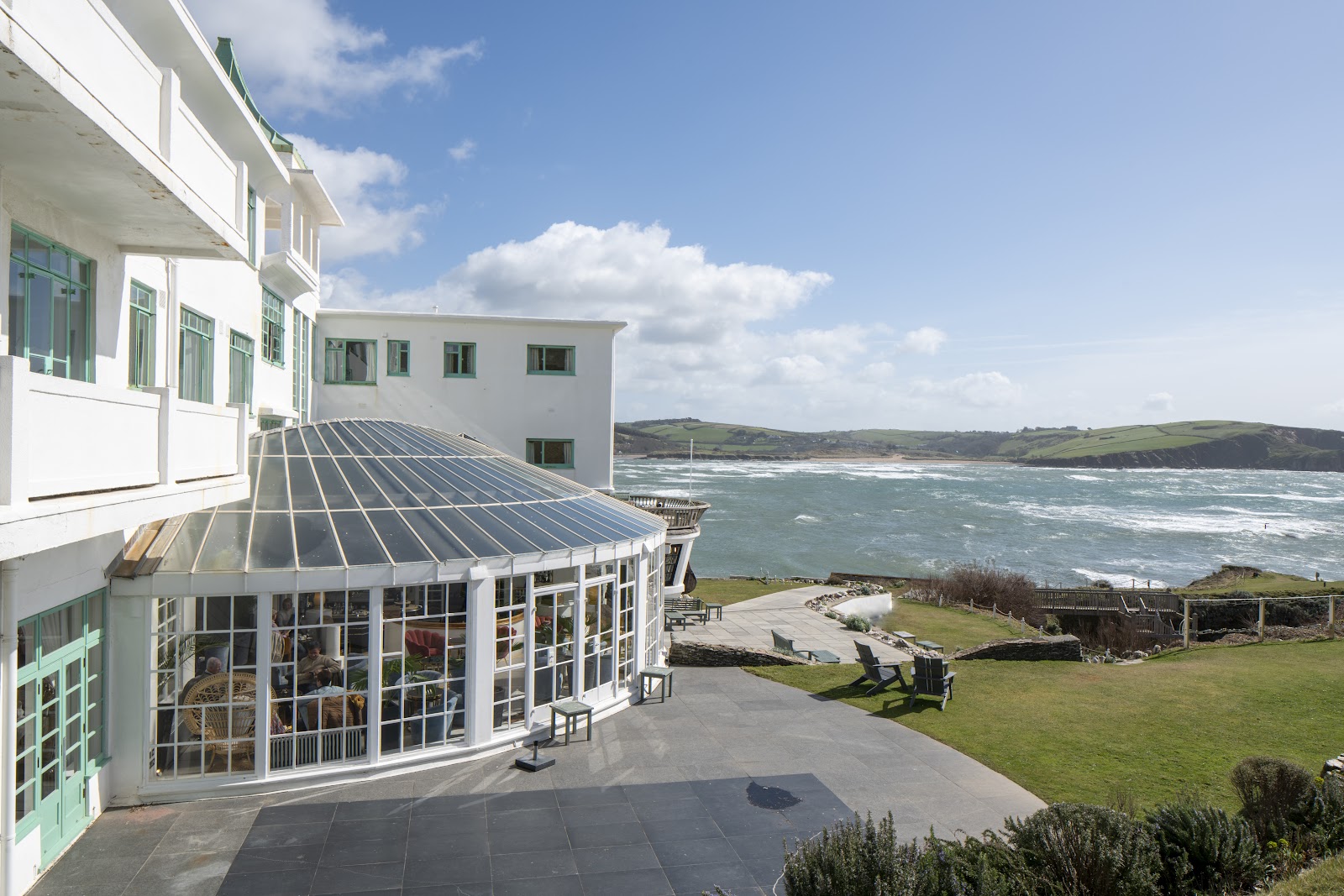 Elokuvahotellit: 16 paikkaa, joissa yövyt kuin elokuvassa 2026 16 Art deco -tyylinen Burgh Island Hotel vuorovesisaarella Devonissa