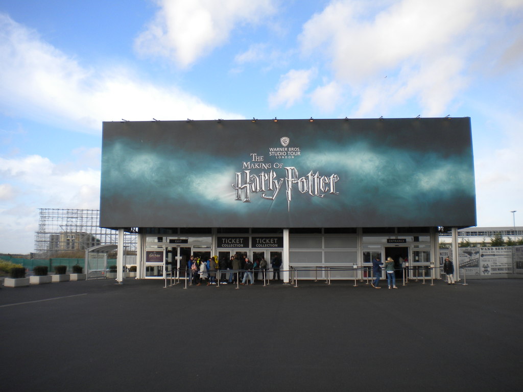 Lokacje filmowe: 30 miejsc z filmów i seriali, do których naprawdę dojedziesz w 2026 roku 3 Budynek Warner Bros. Studio Tour London w Leavesden