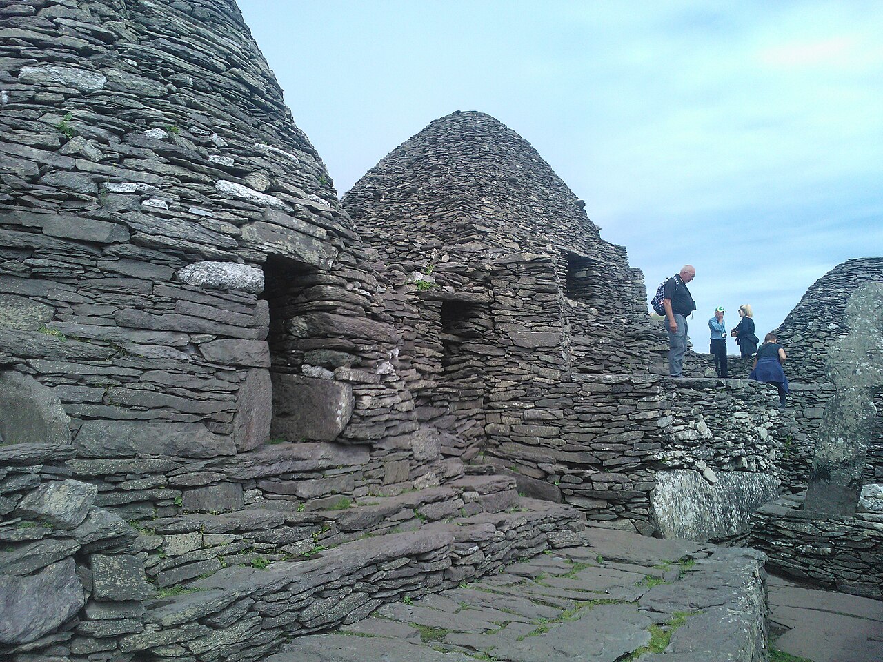 Lokacje filmowe: 30 miejsc z filmów i seriali, do których naprawdę dojedziesz w 2026 roku 7 Kamienne chaty mnichów na irlandzkiej wyspie Skellig Michael