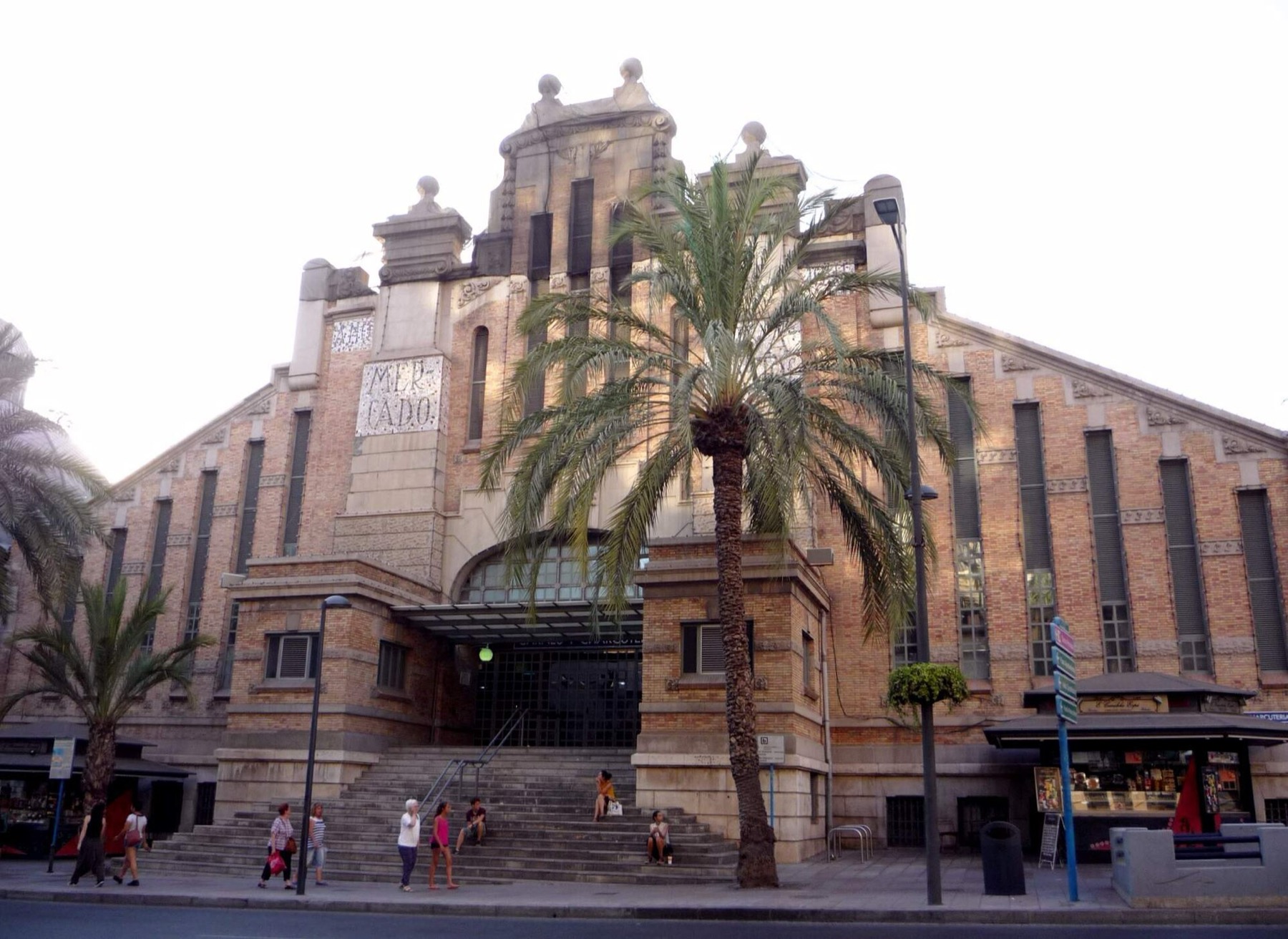 Alicante, Espanja: 20 vinkkiä, mitä nähdä ja tehdä Costa Blancalla 9 Mercado Central -kauppahallin rakennus Alicantessa