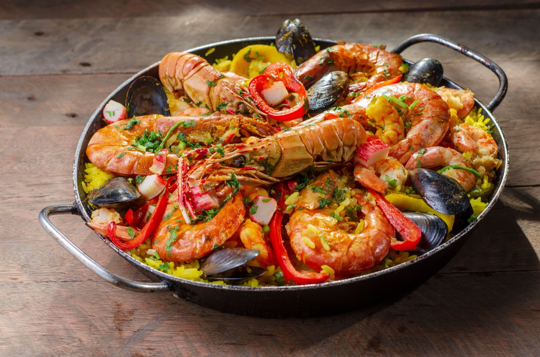 Alicante, Espanja: 20 vinkkiä, mitä nähdä ja tehdä Costa Blancalla 25 Katkaravuilla ja simpukoilla varustettu paella perinteisessä pannussa