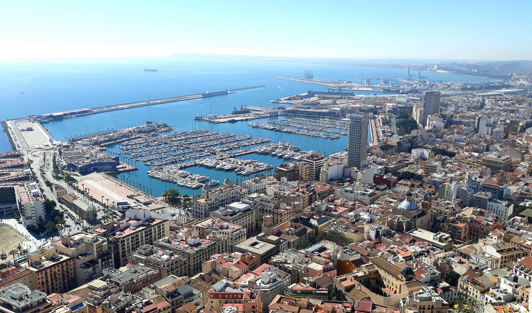 Alicante, Espanja: 20 vinkkiä, mitä nähdä ja tehdä Costa Blancalla 1 Alicanten ilmakuva satamasta ja sinisestä merestä