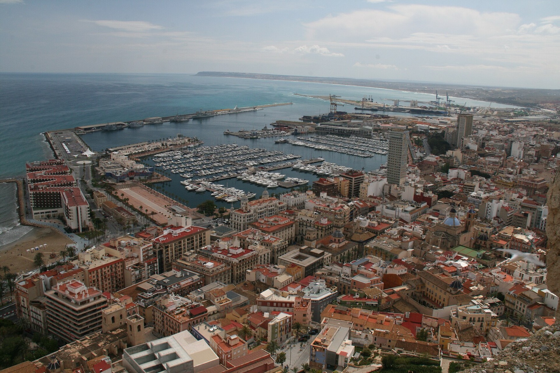 Alicante, Espanja: 20 vinkkiä, mitä nähdä ja tehdä Costa Blancalla 3 Näkymä Alicanteen ja satamaan Santa Bárbaran linnasta