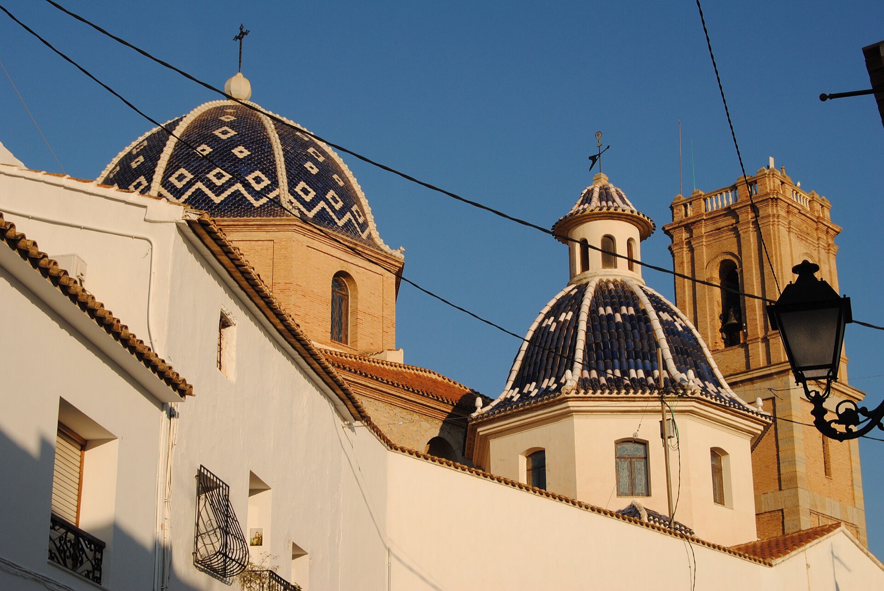 Alicante, Espanja: 20 vinkkiä, mitä nähdä ja tehdä Costa Blancalla 12 Nuestra Señora del Consuelo -kirkon siniset kupolit Alteassa