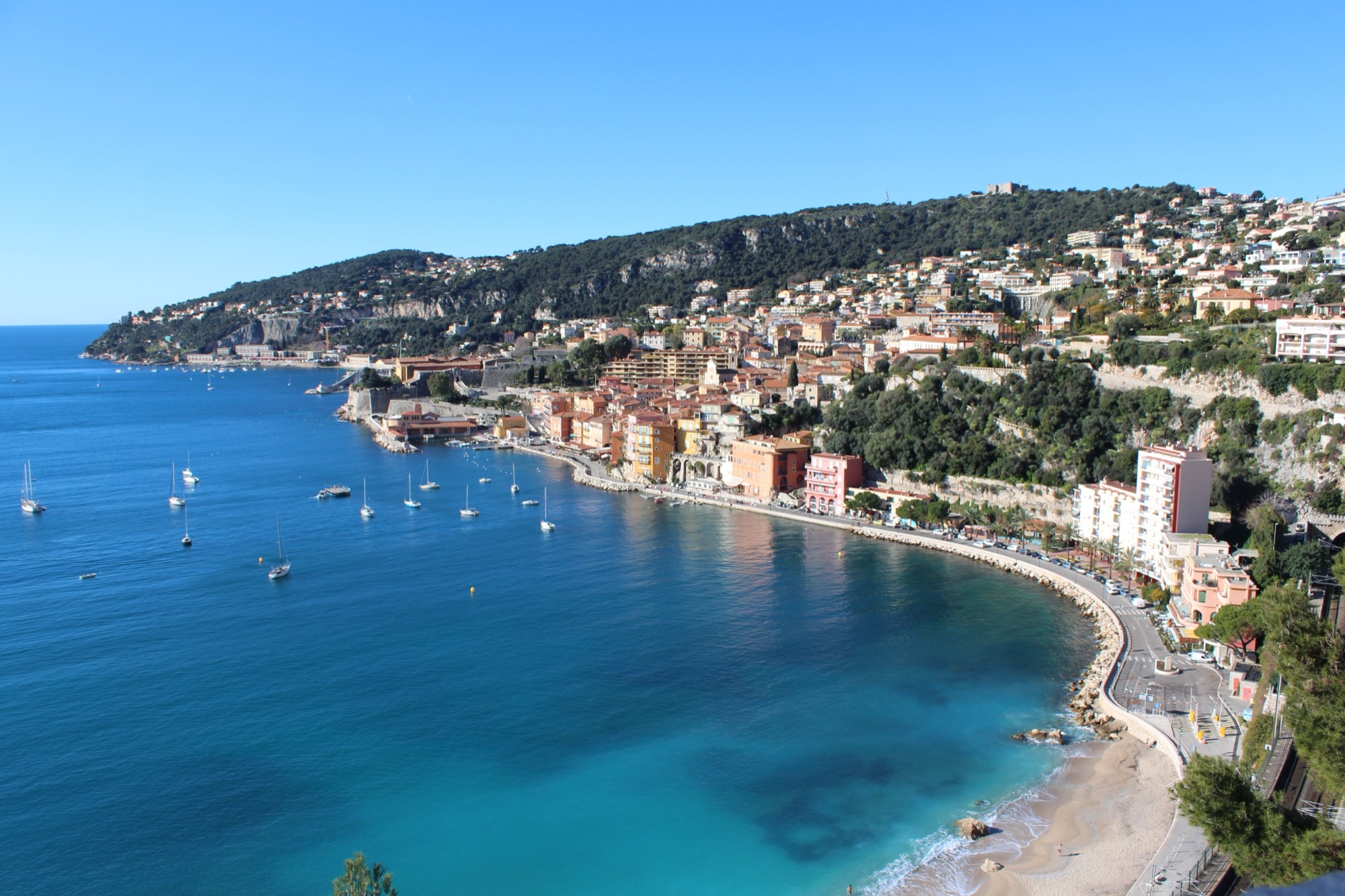 Europa: wakacje w 17 najpiękniejszych miejscach, które musisz odwiedzić w 2026 7 Zatoka Villefranche-sur-Mer z turkusowym morzem na Lazurowym Wybrzeżu