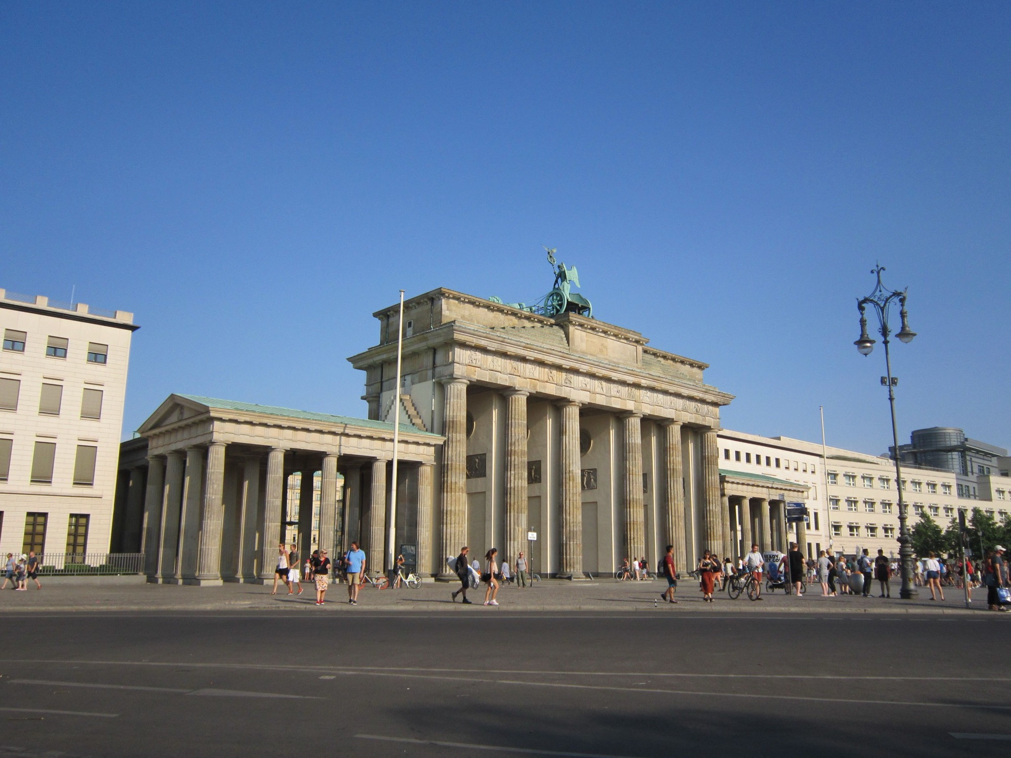Kurztrips Europa: 21 der schönsten Städte für ein Wochenende 2026 15 Brandenburger Tor in Berlin an einem sonnigen Tag