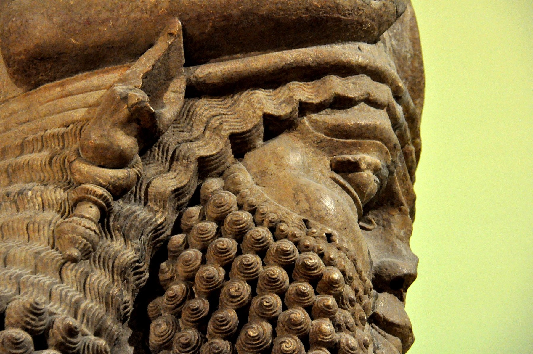 British Museum din Londra: ce să vezi în câteva ore și de ce e gratis în 2026 5 Taur asirian înaripat cu cap de om (lamassu) în British Museum