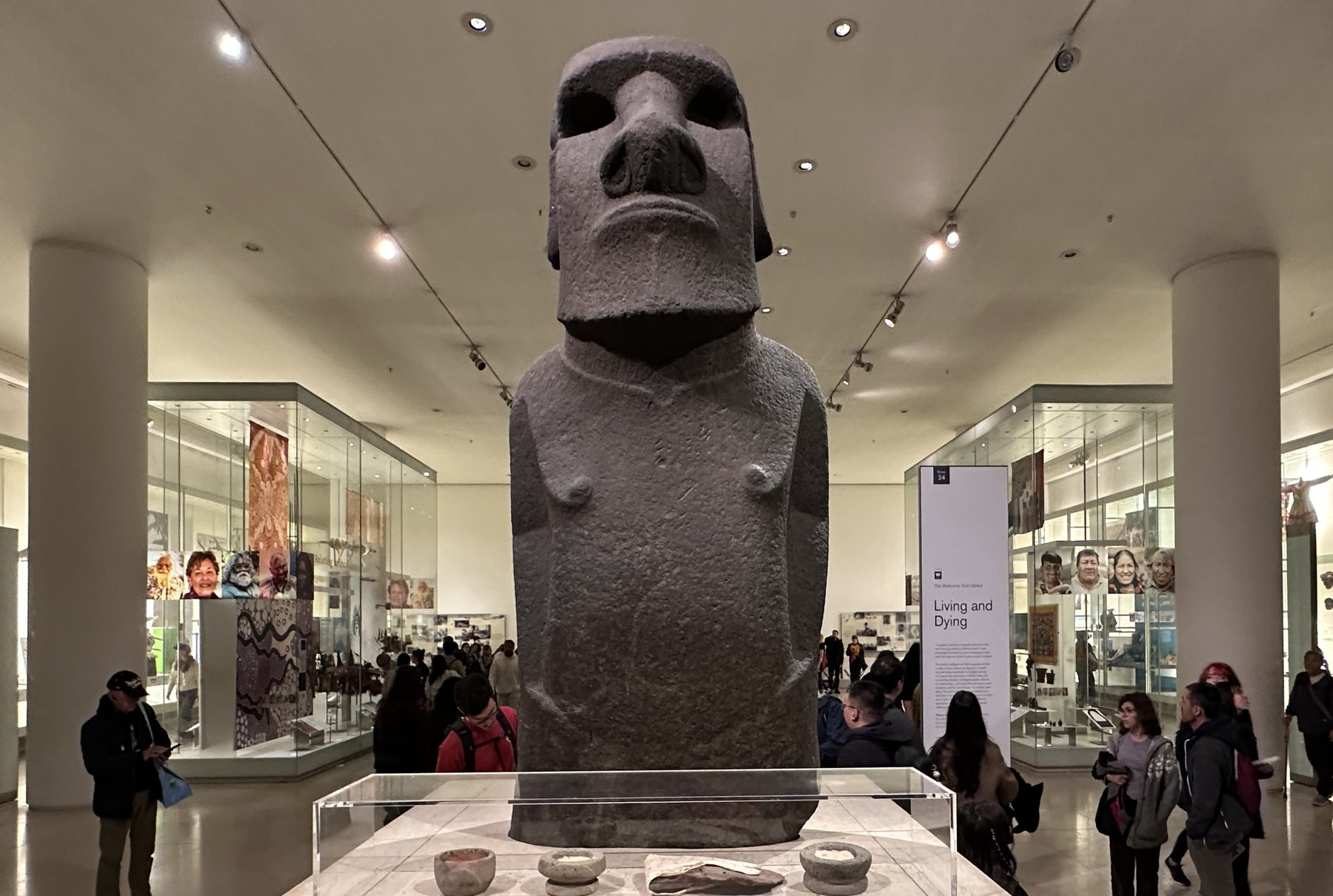 British Museum din Londra: ce să vezi în câteva ore și de ce e gratis în 2026 6 Statuie de piatră moai din Insula Paștelui în British Museum