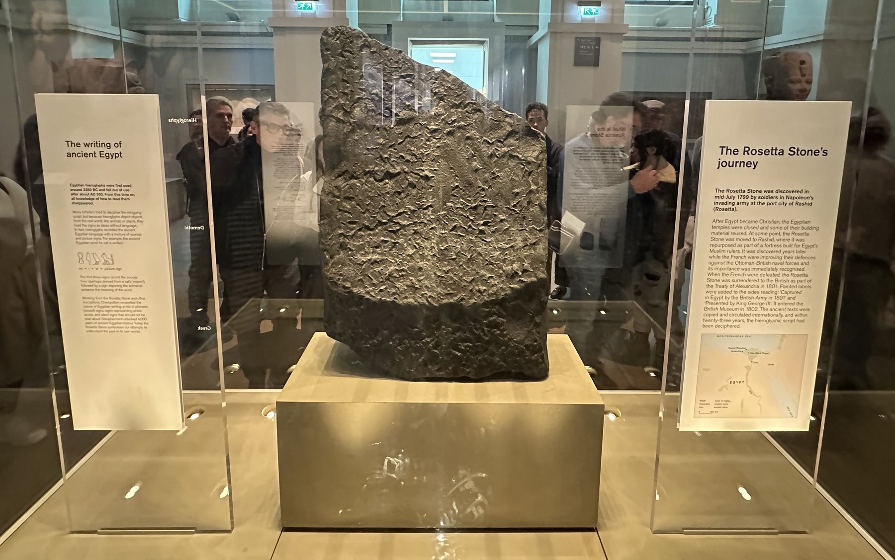 British Museum din Londra: ce să vezi în câteva ore și de ce e gratis în 2026 2 Piatra din Rosetta într-o vitrină din British Museum