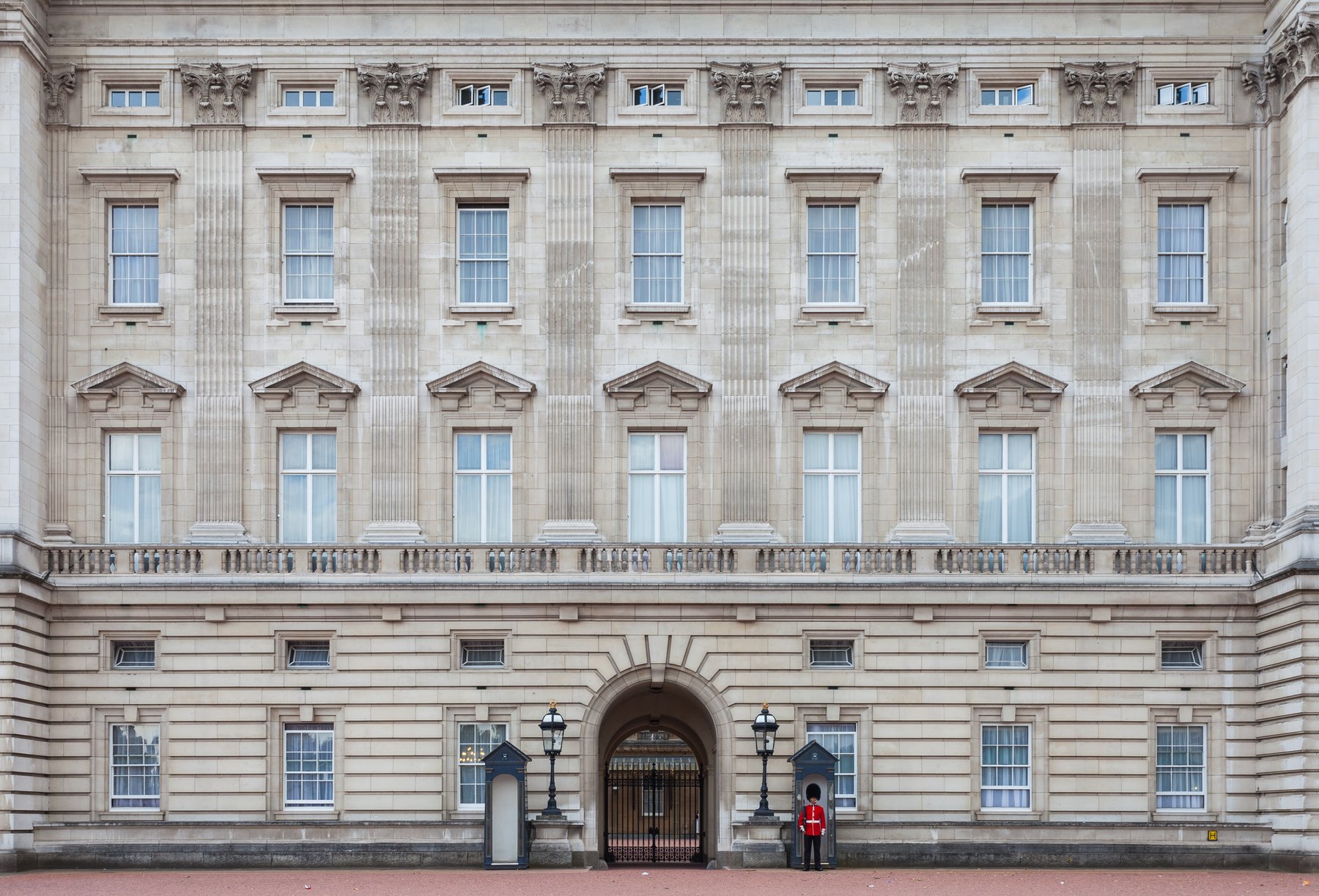 Buckingham-palota: belépő, őrségváltás és tippek 2026-ban 1 A Buckingham-palota homlokzatának részlete egy testőrrel