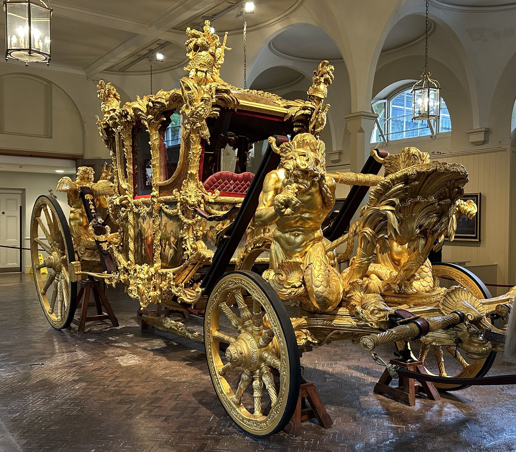 Buckingham-palota: belépő, őrségváltás és tippek 2026-ban 3 A Gold State Coach arany koronázási hintó a Royal Mewsban