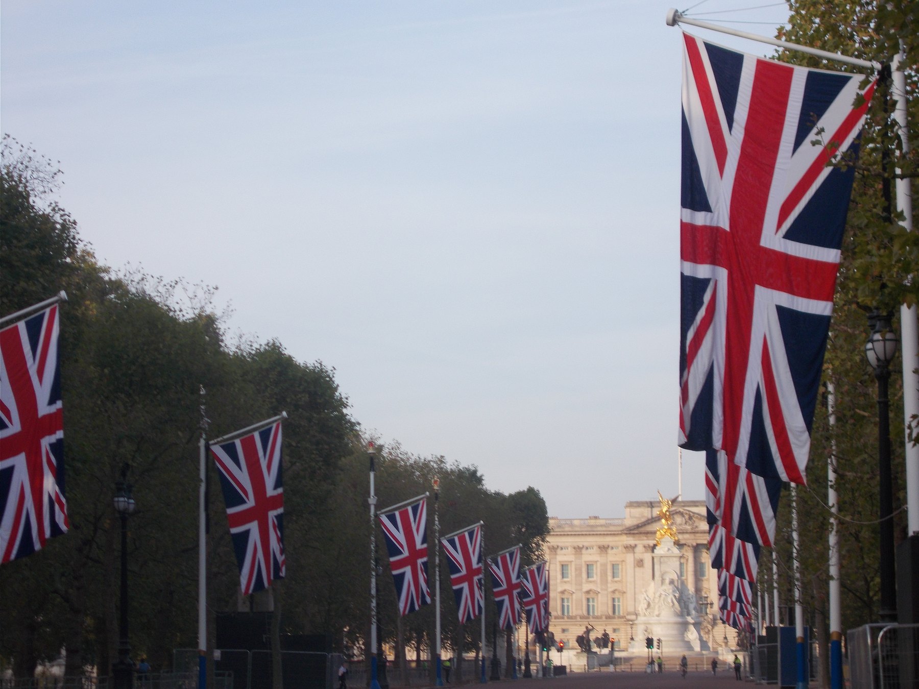 Buckingham-palota: belépő, őrségváltás és tippek 2026-ban 7 A The Mall sugárút brit zászlókkal a Buckingham-palota felé