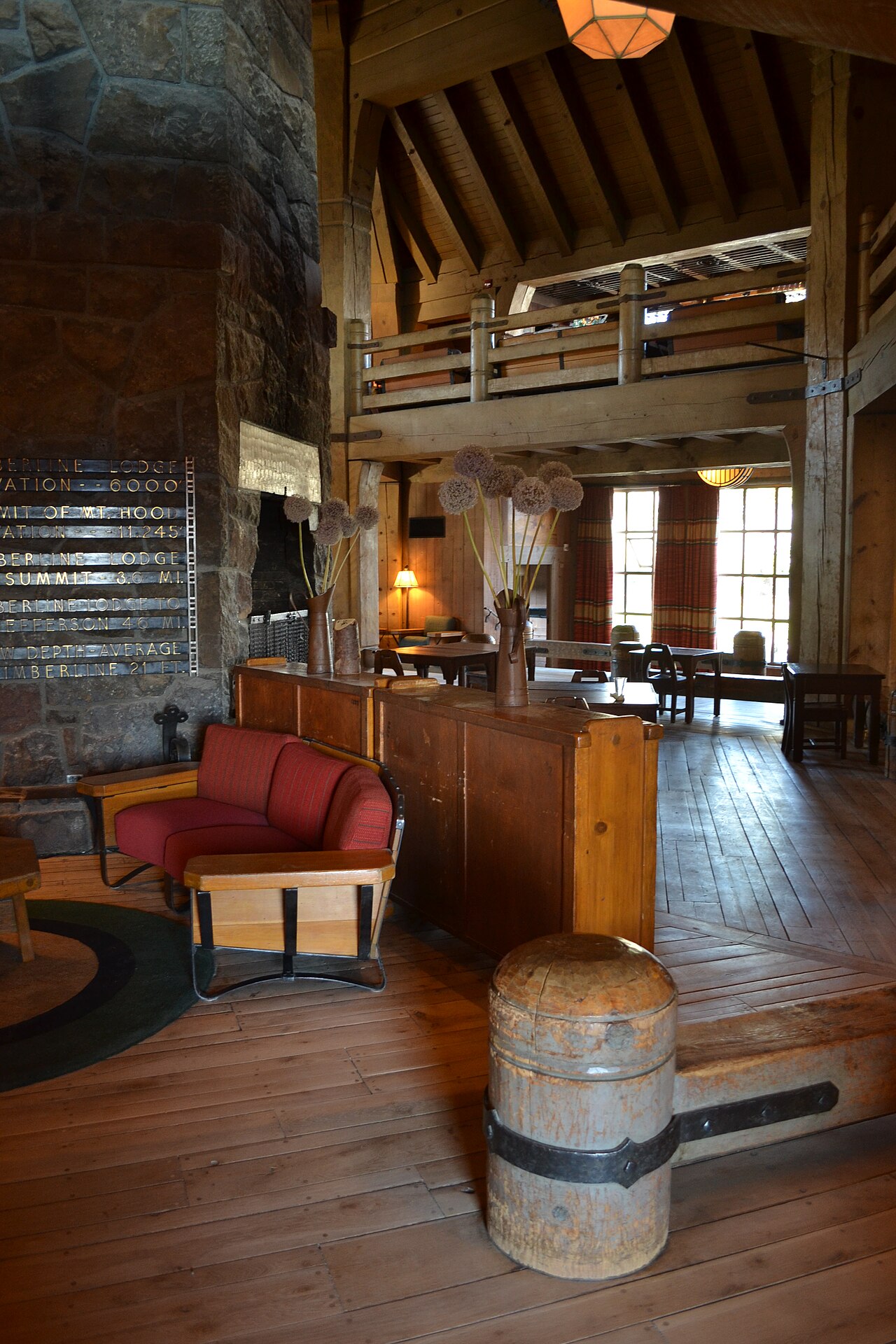 Elokuvahotellit: 16 paikkaa, joissa yövyt kuin elokuvassa 2026 2 Timberline Lodge -hotellin puinen sisustus Oregonissa, joka poikkeaa täysin elokuvan Overlookista