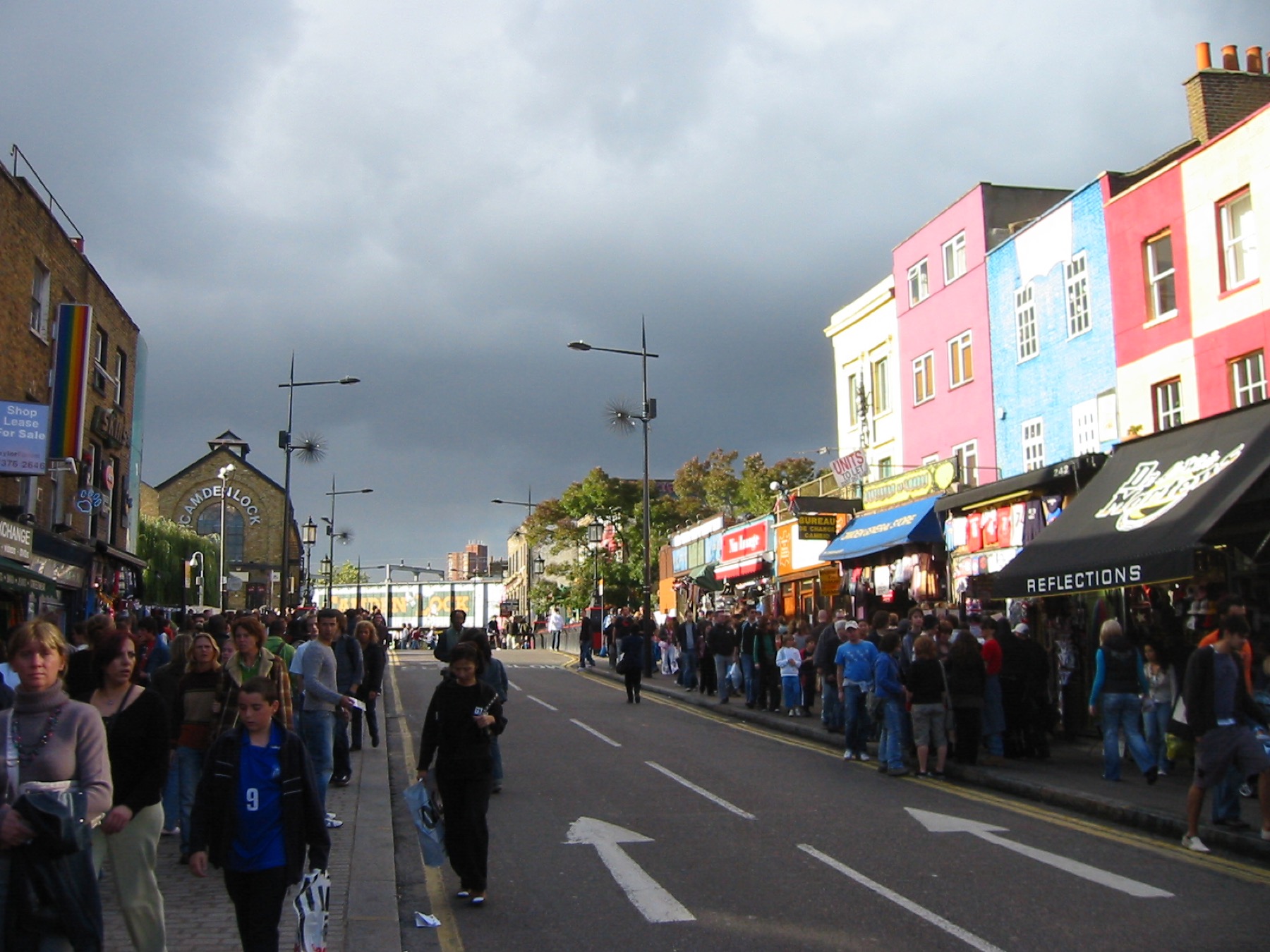 Camden a Londra: 12 consigli su cosa vedere e assaggiare 2026 3 Folla su Camden High Street durante il weekend