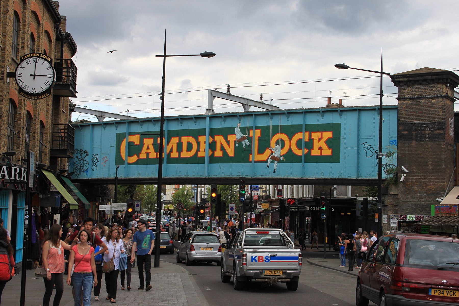 Slavný most s nápisem Camden Lock nad Camden High Street