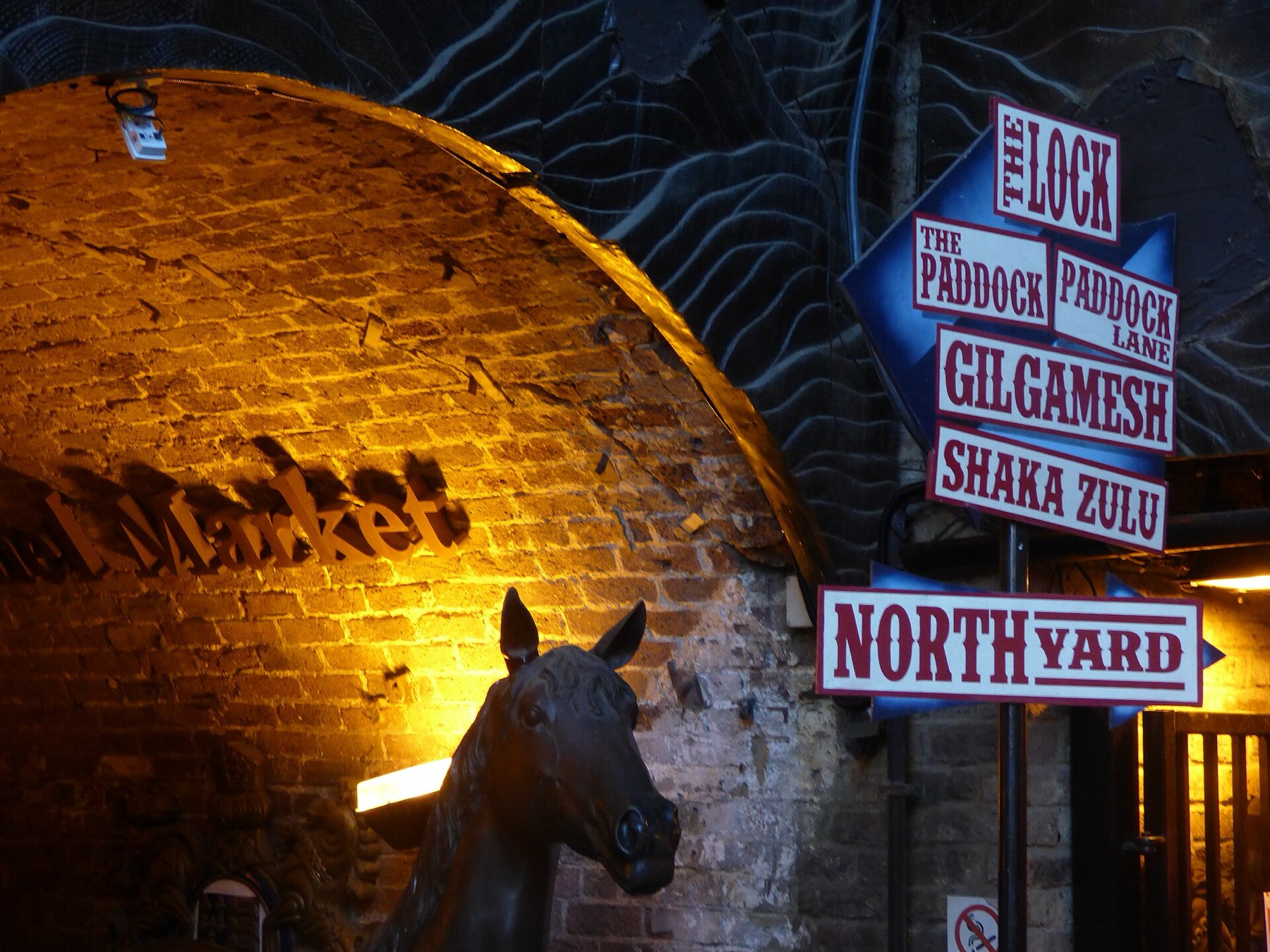 Camden a Londra: 12 consigli su cosa vedere e assaggiare 2026 4 Horse Tunnel Market con statua bronzea di cavallo nello Stables Market