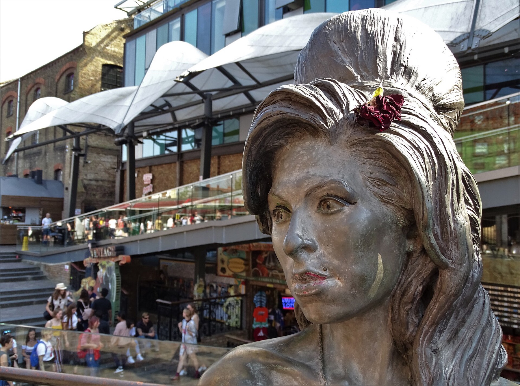 Camden a Londra: 12 consigli su cosa vedere e assaggiare 2026 5 Statua in bronzo di Amy Winehouse nello Stables Market