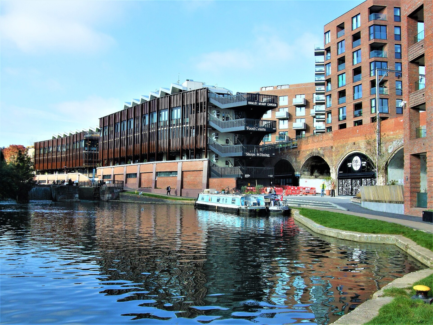 Camden a Londra: 12 consigli su cosa vedere e assaggiare 2026 7 Hawley Wharf con food hall sul Regent's Canal