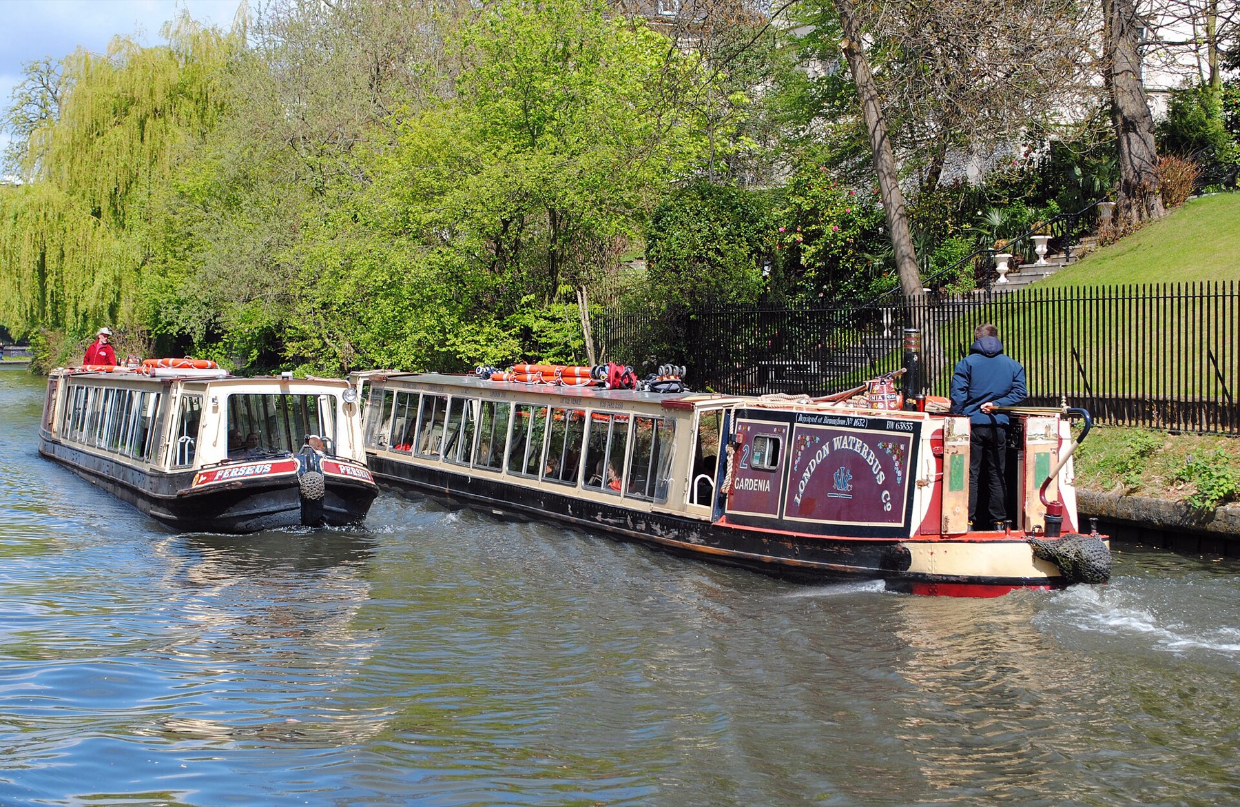 Camden a Londra: 12 consigli su cosa vedere e assaggiare 2026 11 Imbarcazioni London Waterbus sul Regent's Canal