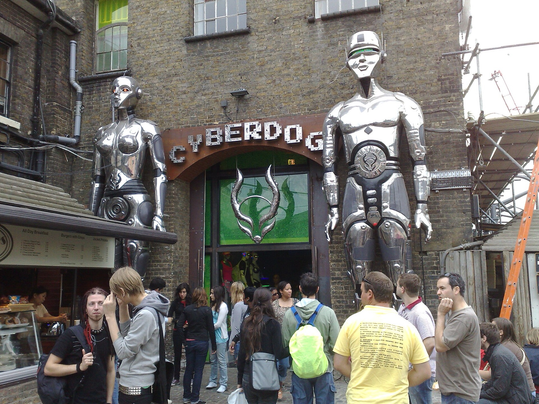 Camden a Londra: 12 consigli su cosa vedere e assaggiare 2026 12 Enormi robot all'ingresso del negozio Cyberdog