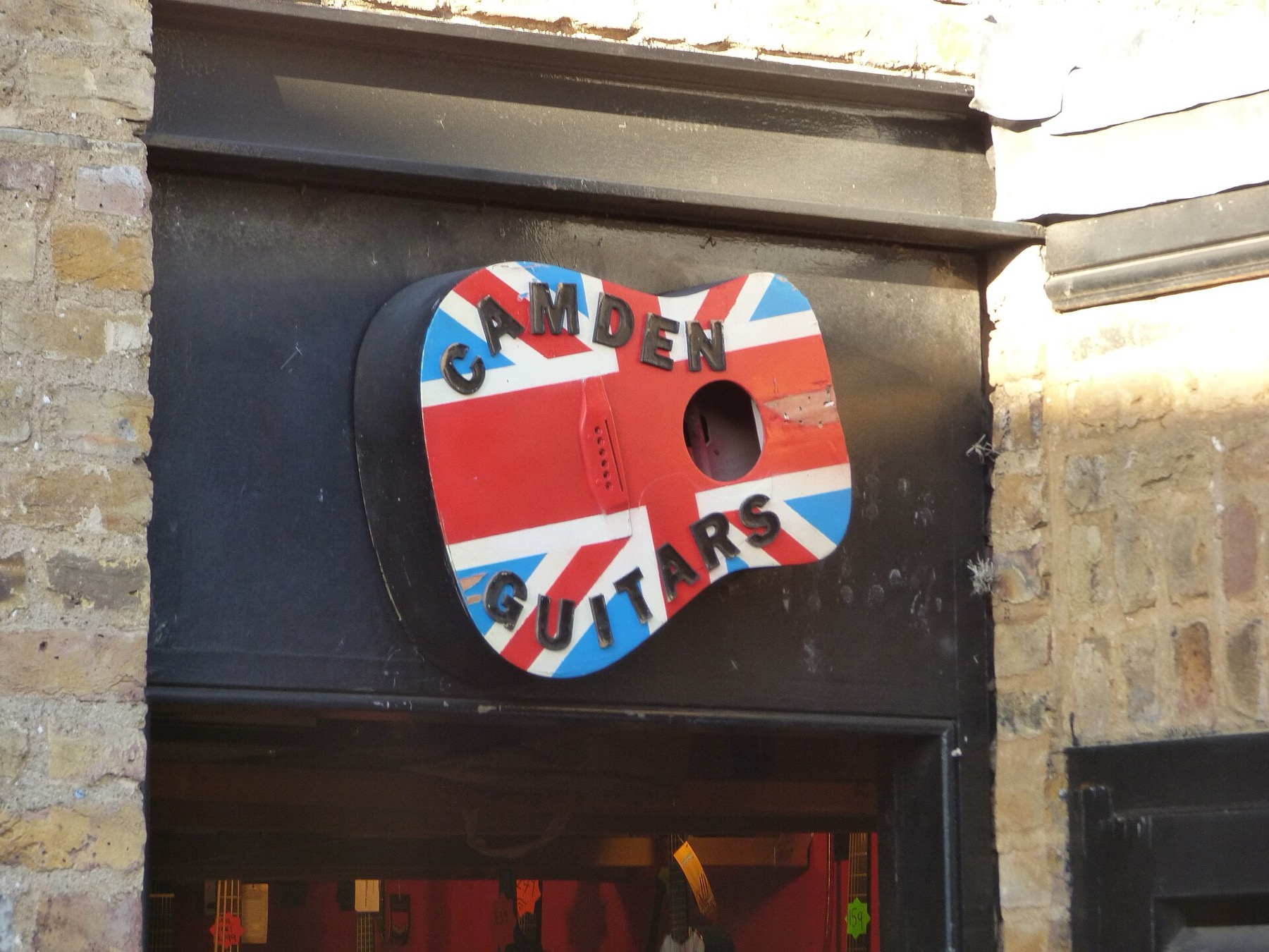 Camden a Londra: 12 consigli su cosa vedere e assaggiare 2026 13 Chitarra con bandiera britannica sopra il negozio Camden Guitars