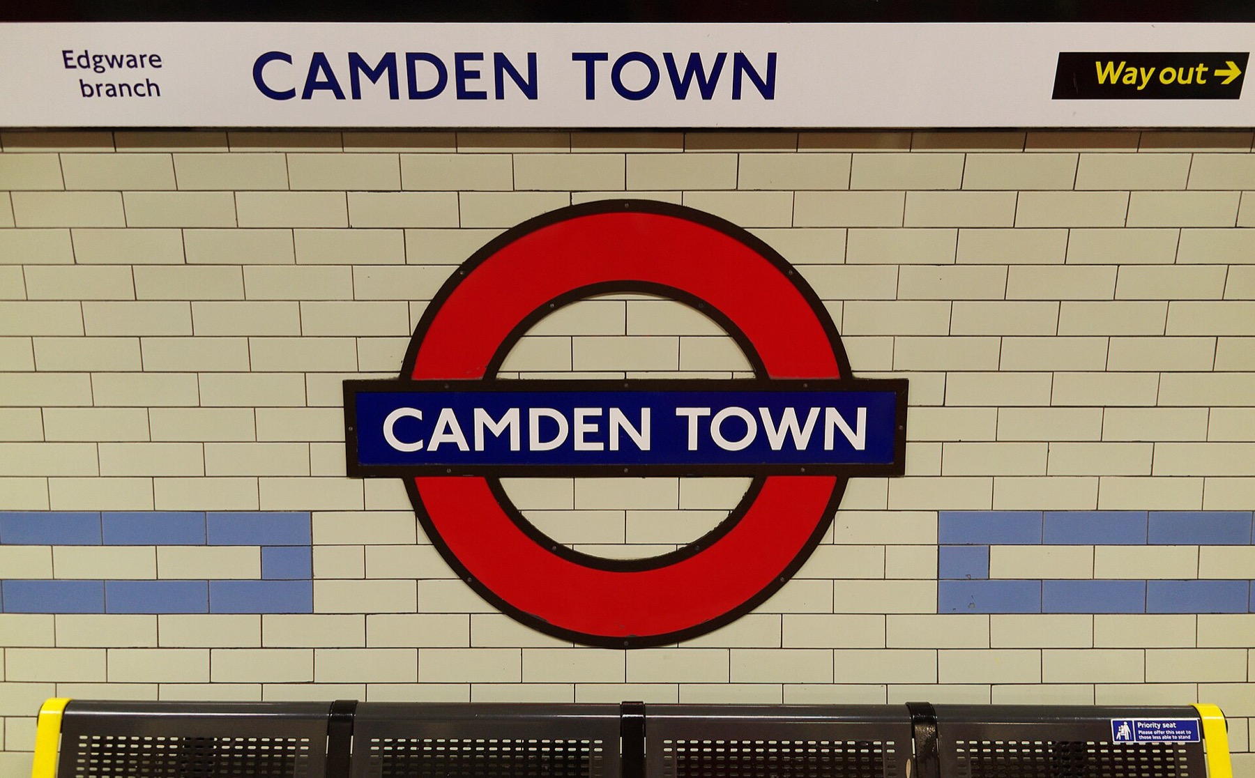 Camden a Londra: 12 consigli su cosa vedere e assaggiare 2026 16 Logo della stazione della metro Camden Town sulla banchina