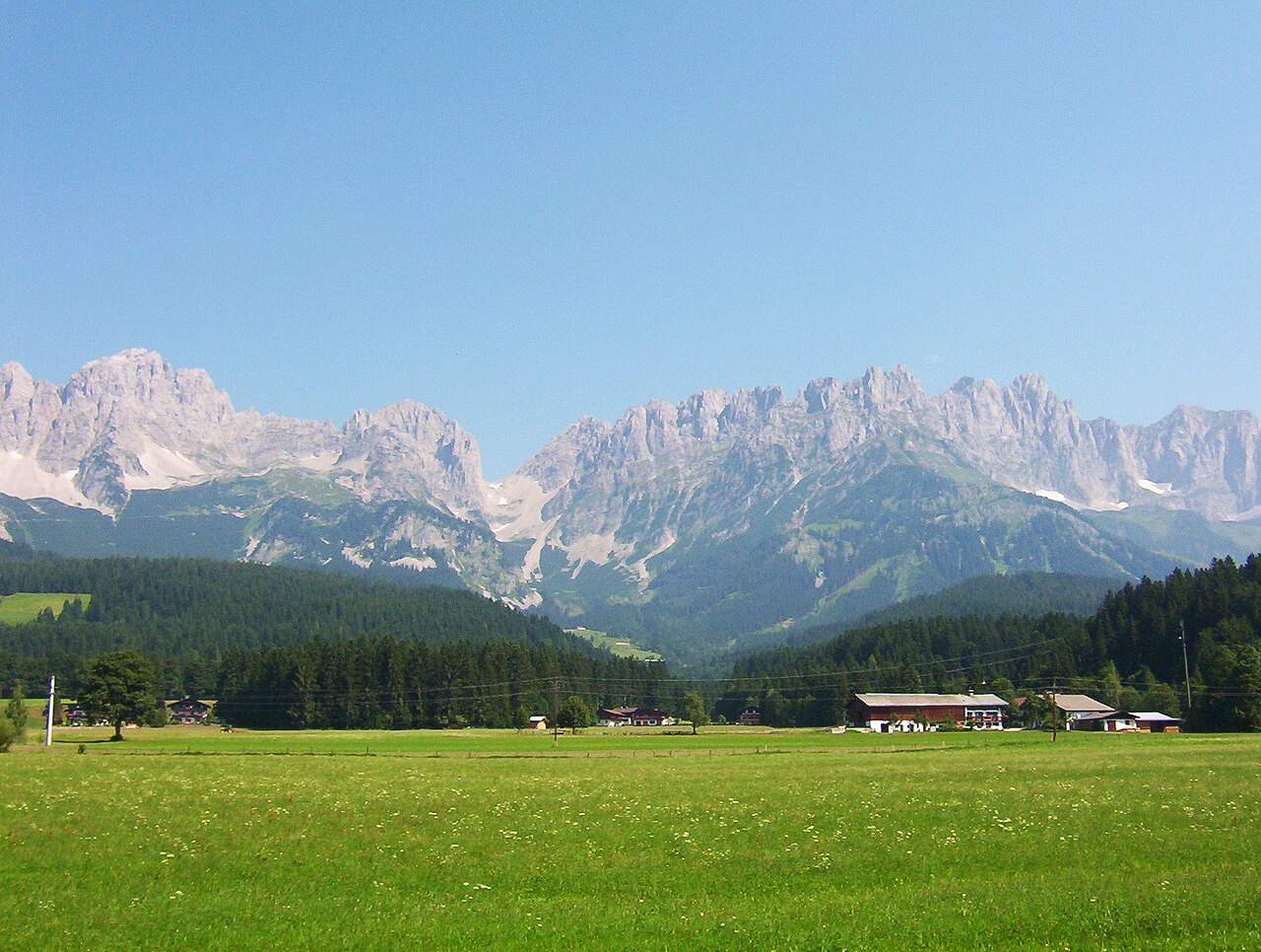 Wilder Kaiser ed Ellmau in Austria: 12 luoghi del Dottore di montagna nel 2026 9 Il massiccio del Wilder Kaiser sopra i prati e le fattorie vicino a Ellmau