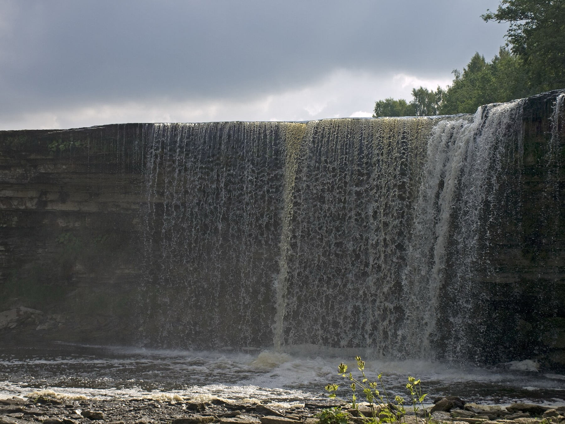 Estonia: 25 de idei ce să vezi și să experimentezi în Baltica nordică în 2026 11 Cascada Jägala, cea mai lată din Estonia