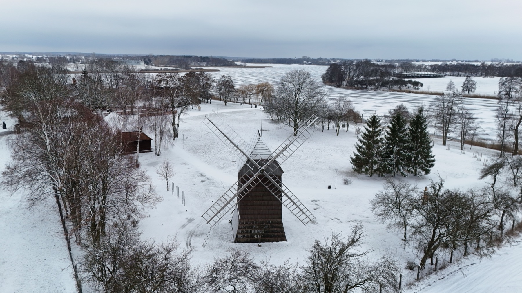 Estonia: 25 de idei ce să vezi și să experimentezi în Baltica nordică în 2026 23 Peisaj de iarnă din sudul Estoniei cu o moară de vânt de lemn