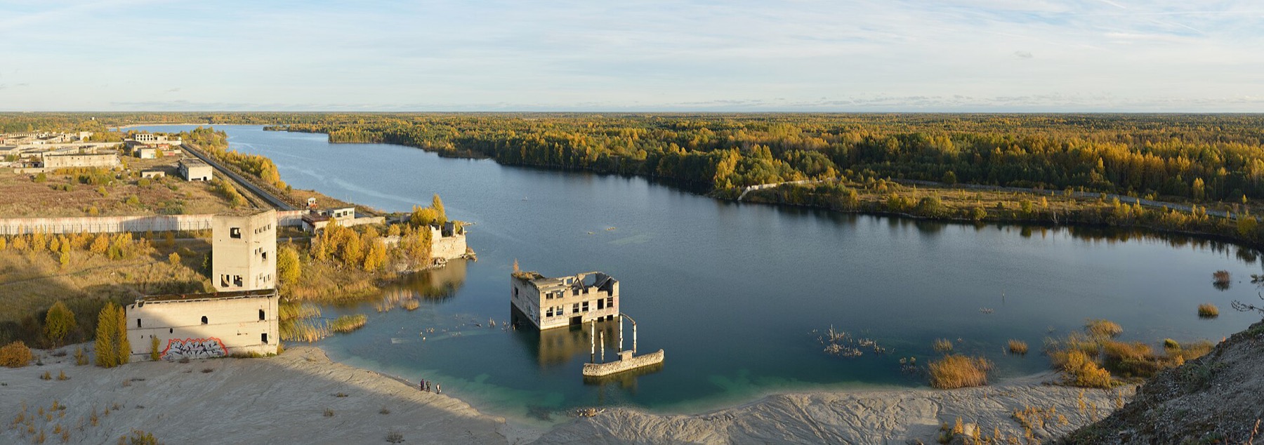 Estonia: 25 de idei ce să vezi și să experimentezi în Baltica nordică în 2026 32 Cariera inundată Rummu cu apă turcoaz