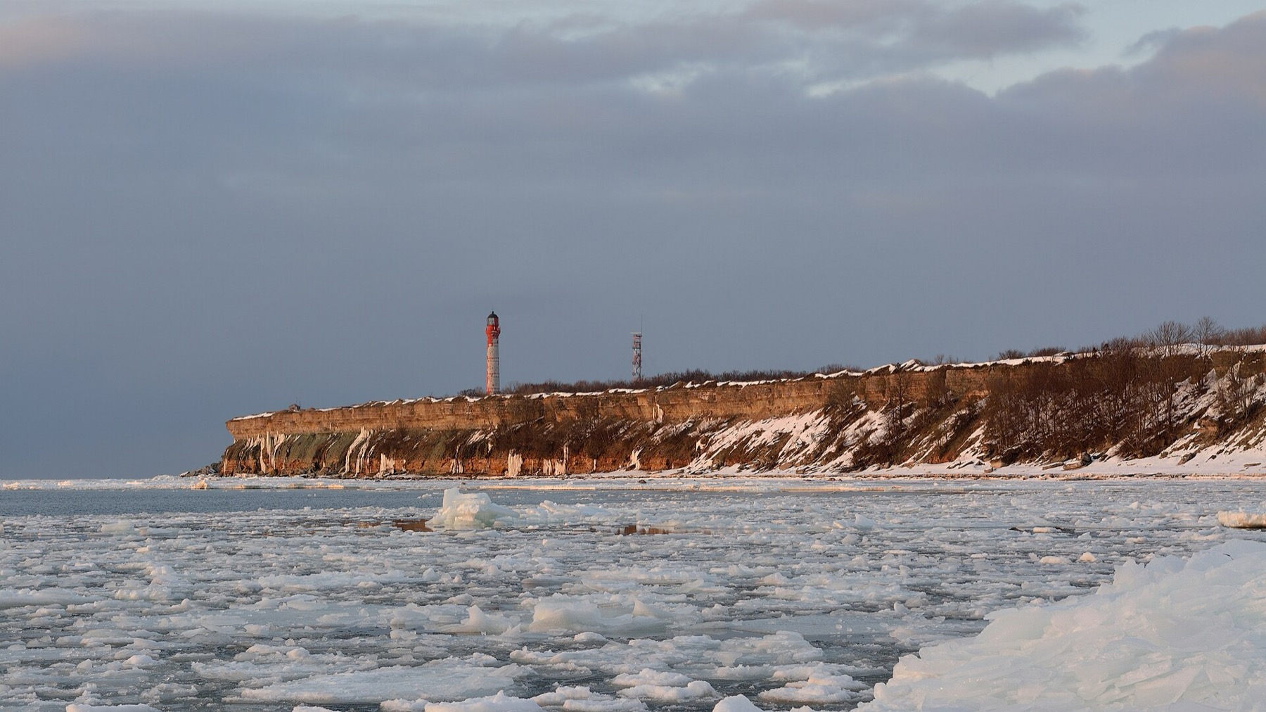 Estonia: 25 de idei ce să vezi și să experimentezi în Baltica nordică în 2026 33 Farul Pakri pe stâncile de calcar de lângă Paldiski
